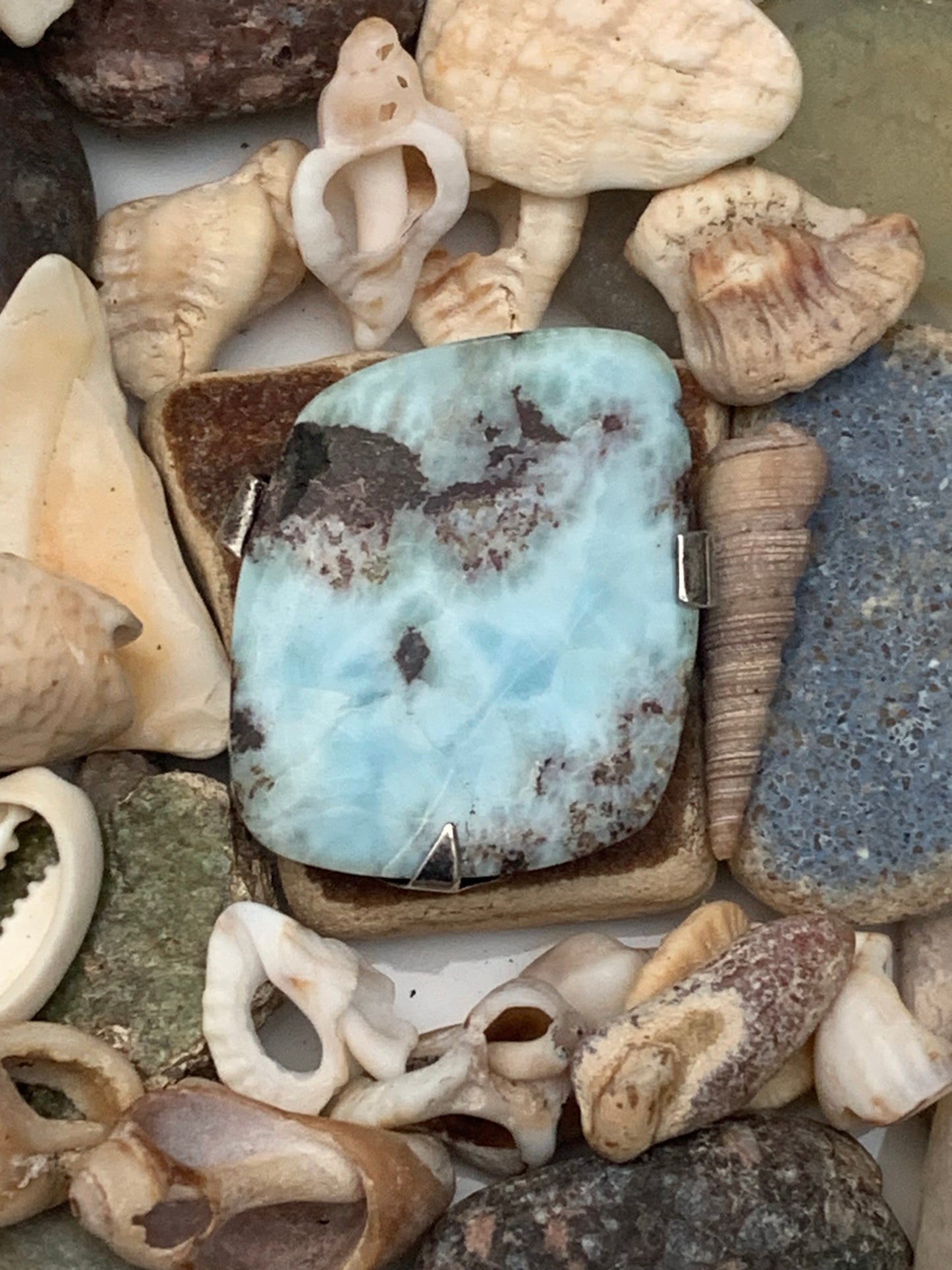 Larimar, pendentif en Argent de 32 mm de hauteur x 27 de largeur x 8 d'épaisseur. Vendu avec cordon réglable de couleur noire offert !