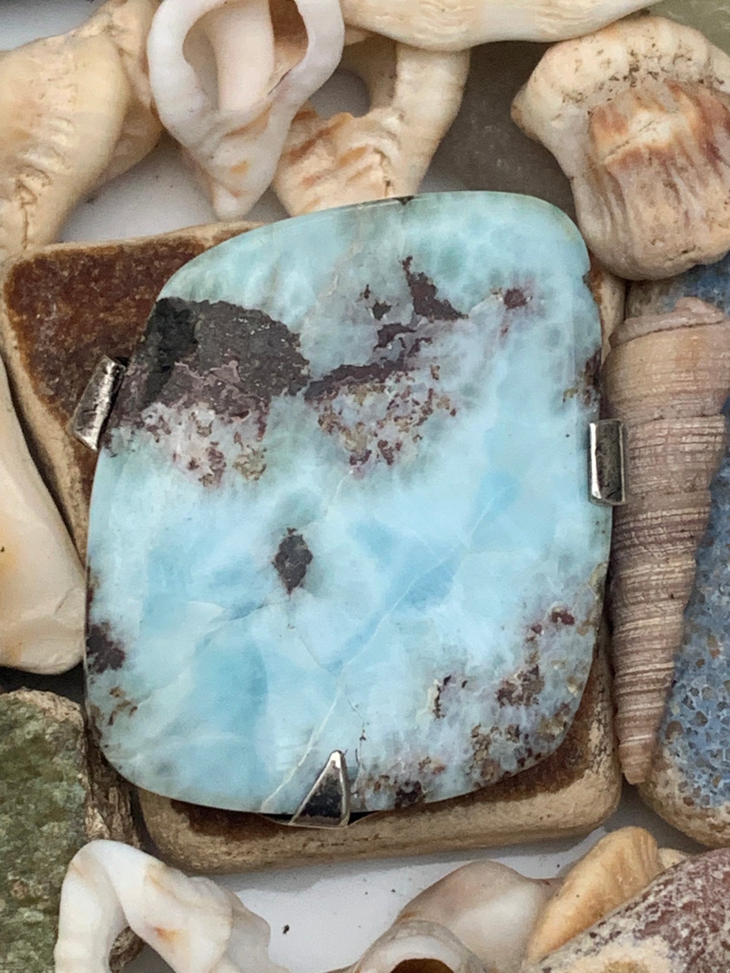Larimar, pendentif en Argent de 32 mm de hauteur x 27 de largeur x 8 d'épaisseur. Vendu avec cordon réglable de couleur noire offert !
