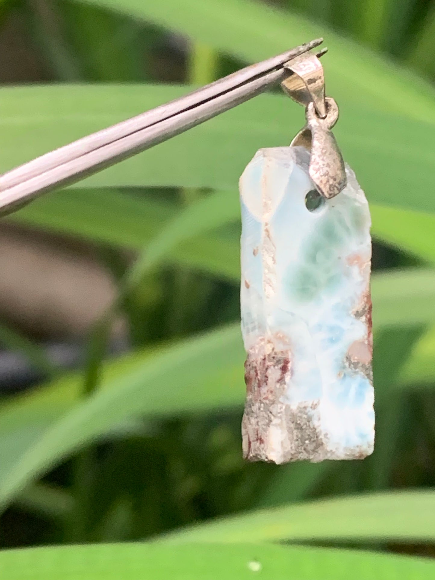 Larimar, pendentif en Argent de 36 mm de hauteur x 12 de largeur x 6 d'épaisseur. Vendu avec cordon réglable de couleur noire offert !