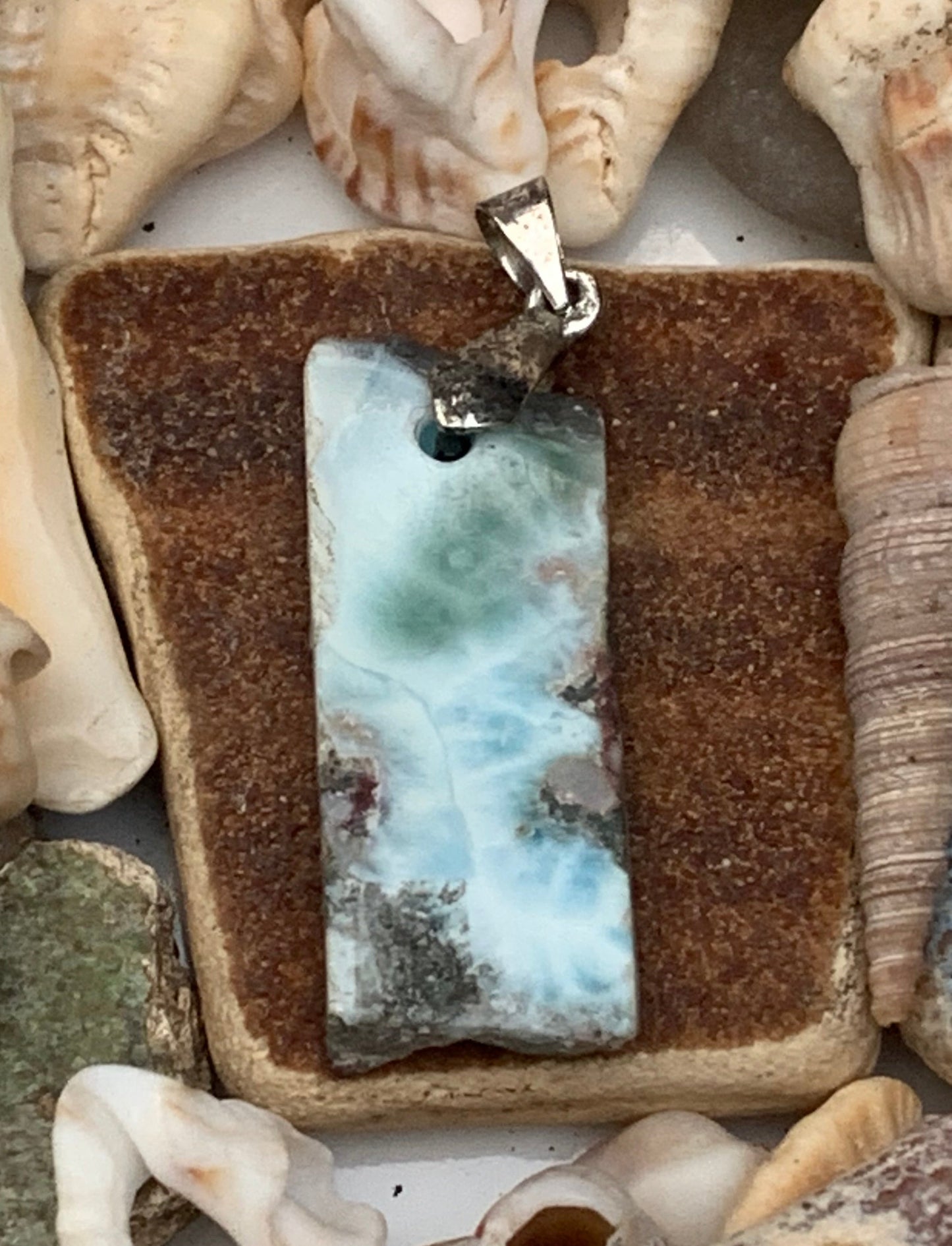 Larimar, pendentif en Argent de 36 mm de hauteur x 12 de largeur x 6 d'épaisseur. Vendu avec cordon réglable de couleur noire offert !