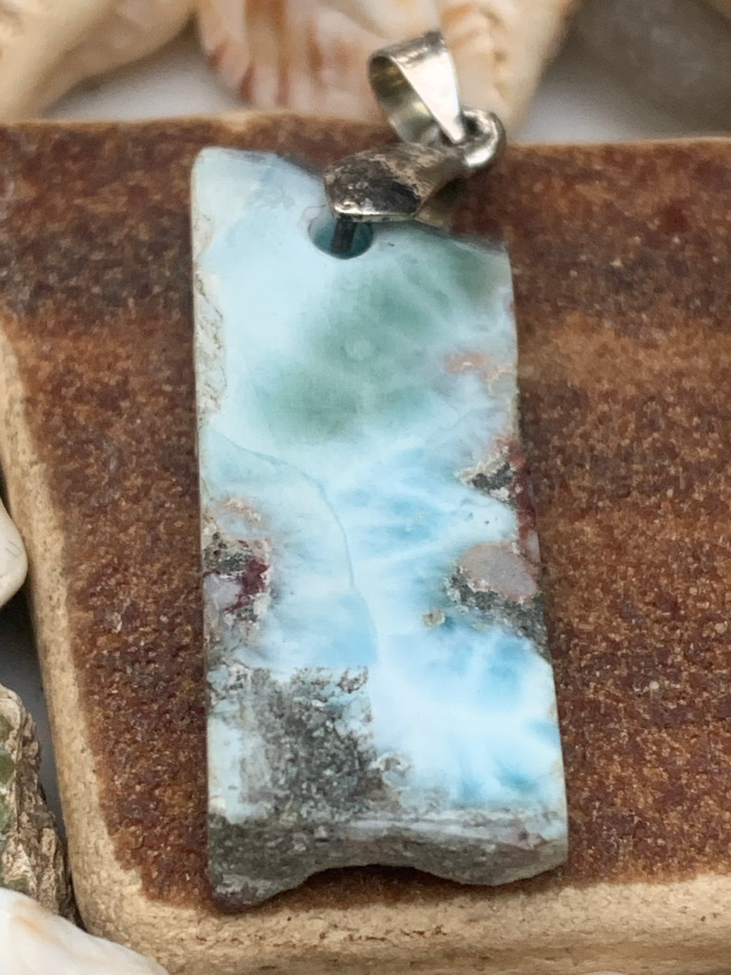 Larimar, pendentif en Argent de 36 mm de hauteur x 12 de largeur x 6 d'épaisseur. Vendu avec cordon réglable de couleur noire offert !