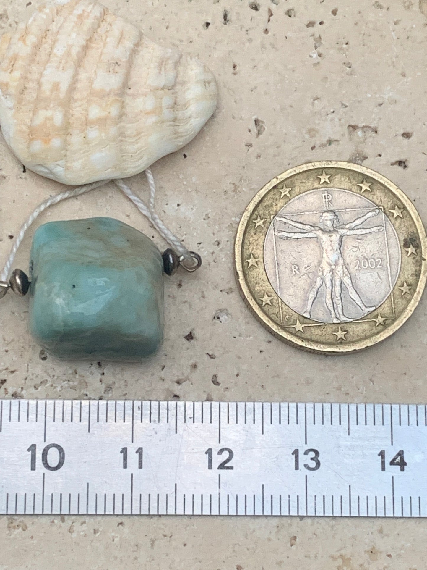 Larimar, pendentif en pierre naturelle à percement latéral. De 17 mm de hauteur x 15 de largeur x 14 d'épaisseur. Option chainette !