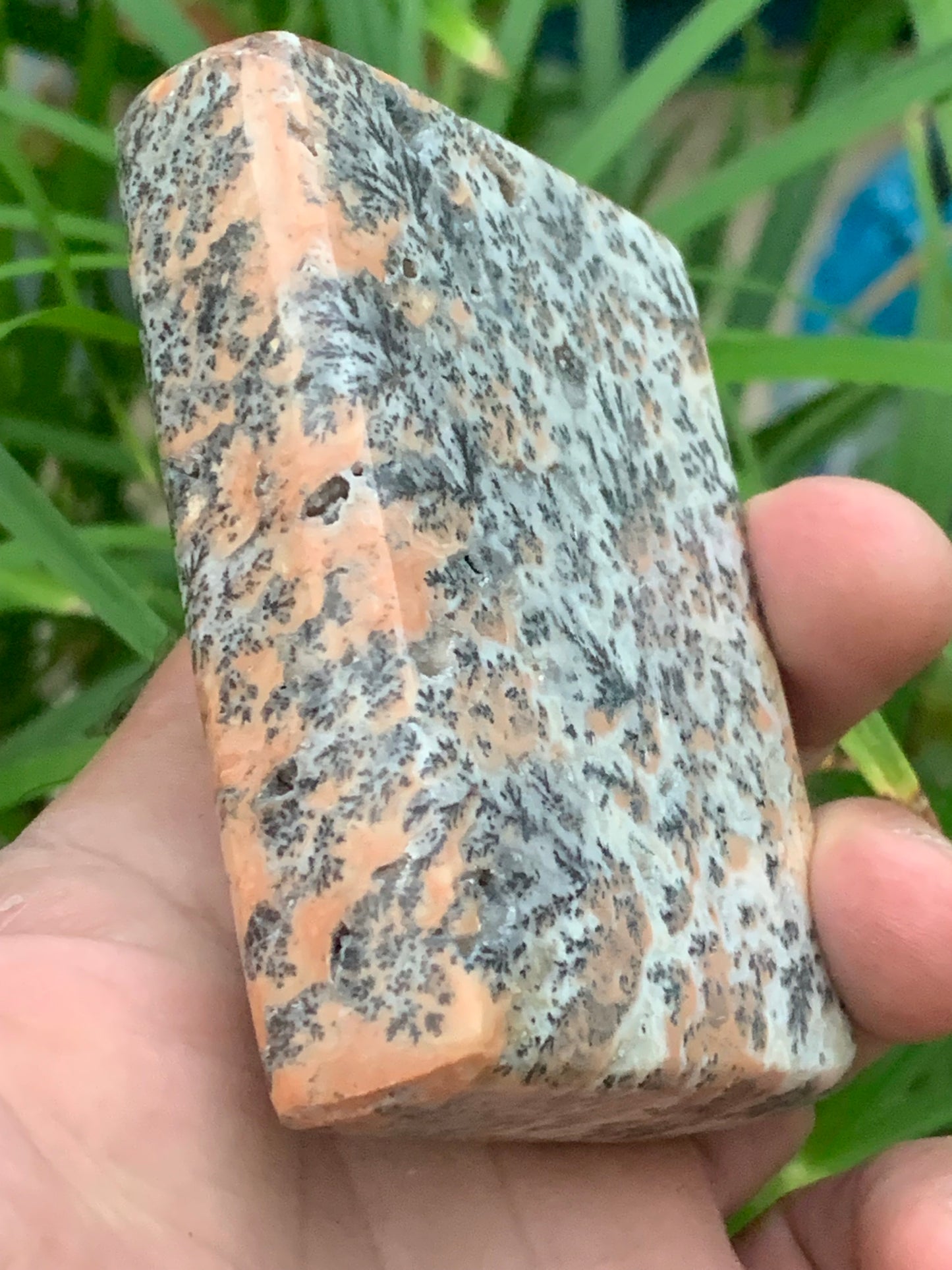 Jaspe/ Agate dendritique - forme libre de 214,7 grammes - 77x60x20mm. Très beau morceau en forme de savon !