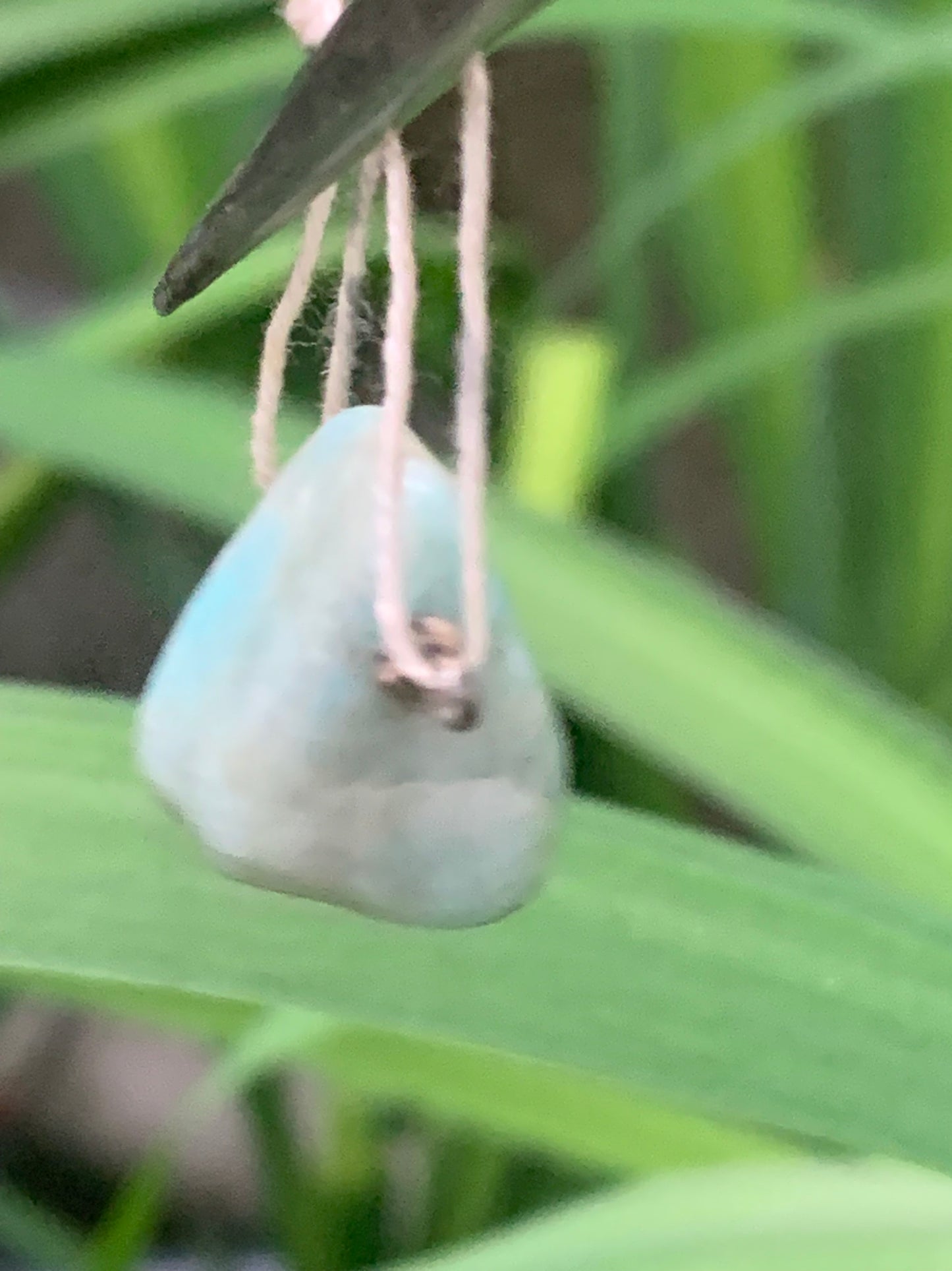 Larimar, pendentif en pierre naturelle à percement latéral. De 17 mm de hauteur x 15 de largeur x 14 d'épaisseur. Option chainette !