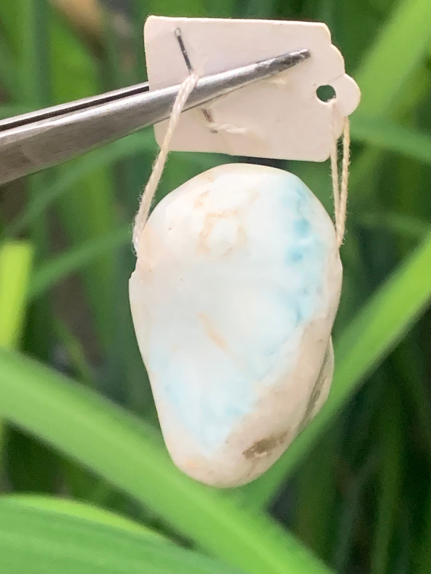 Larimar, pendentif en pierre naturelle à percement latéral. De 36 mm de hauteur x 22 de largeur x 17 d'épaisseur. Vendu avec cordon noir réglable !