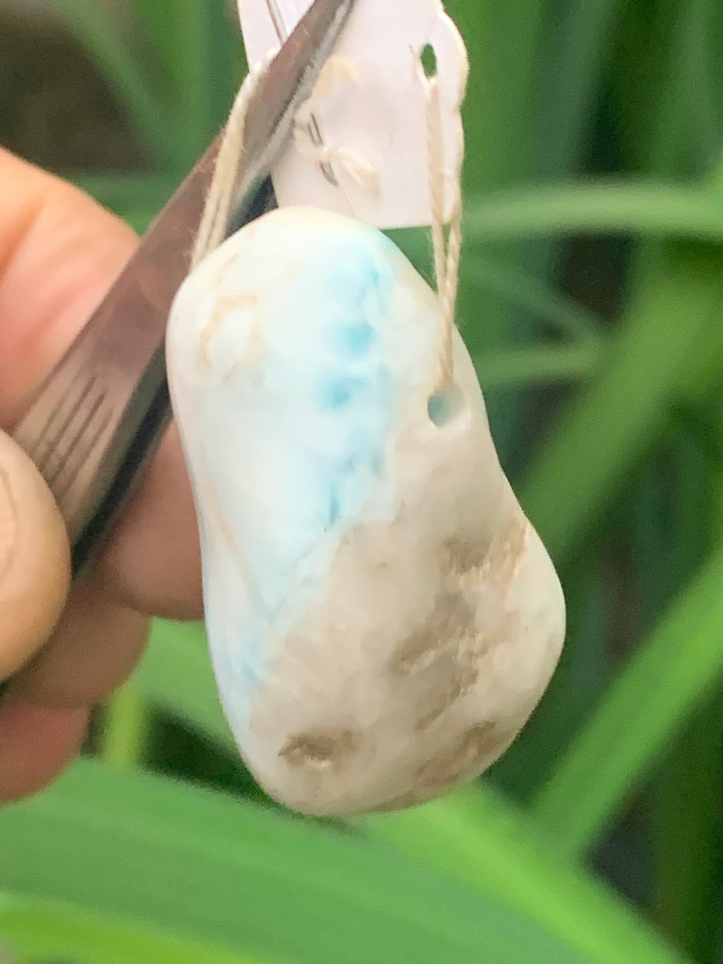 Larimar, pendentif en pierre naturelle à percement latéral. De 36 mm de hauteur x 22 de largeur x 17 d'épaisseur. Vendu avec cordon noir réglable !