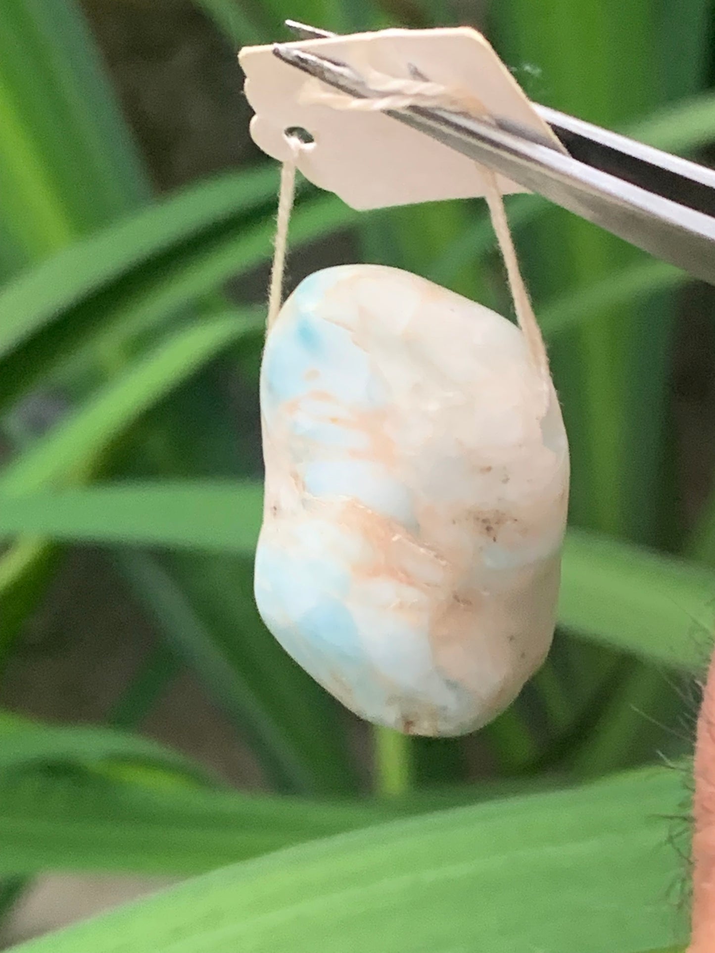 Larimar, pendentif en pierre naturelle à percement latéral. De 36 mm de hauteur x 22 de largeur x 17 d'épaisseur. Vendu avec cordon noir réglable !