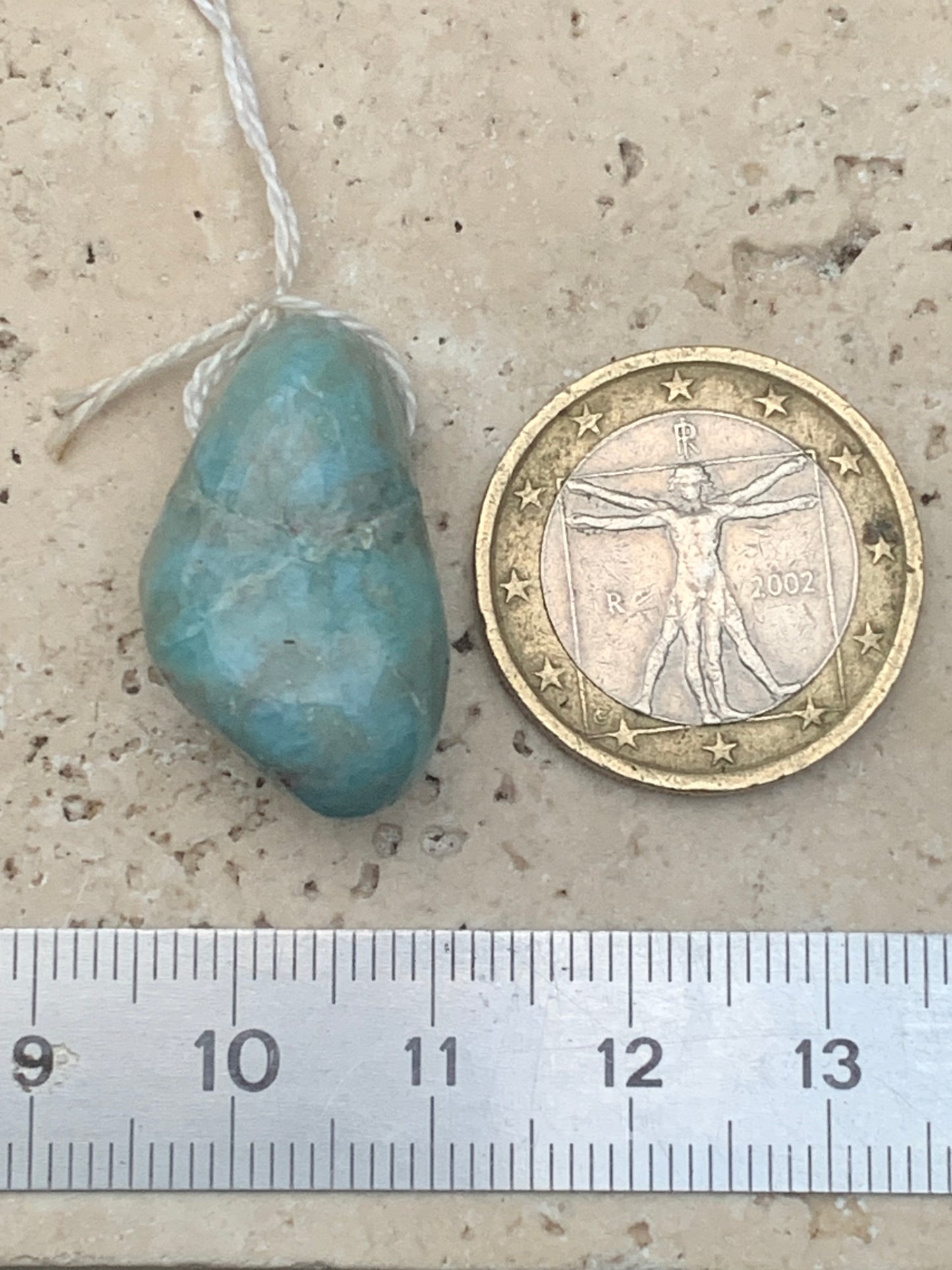 Larimar, pendentif en pierre naturelle à percement latéral. De 26 mm de hauteur x 16 de largeur x 14 d'épaisseur. Vendu avec cordon noir réglable !