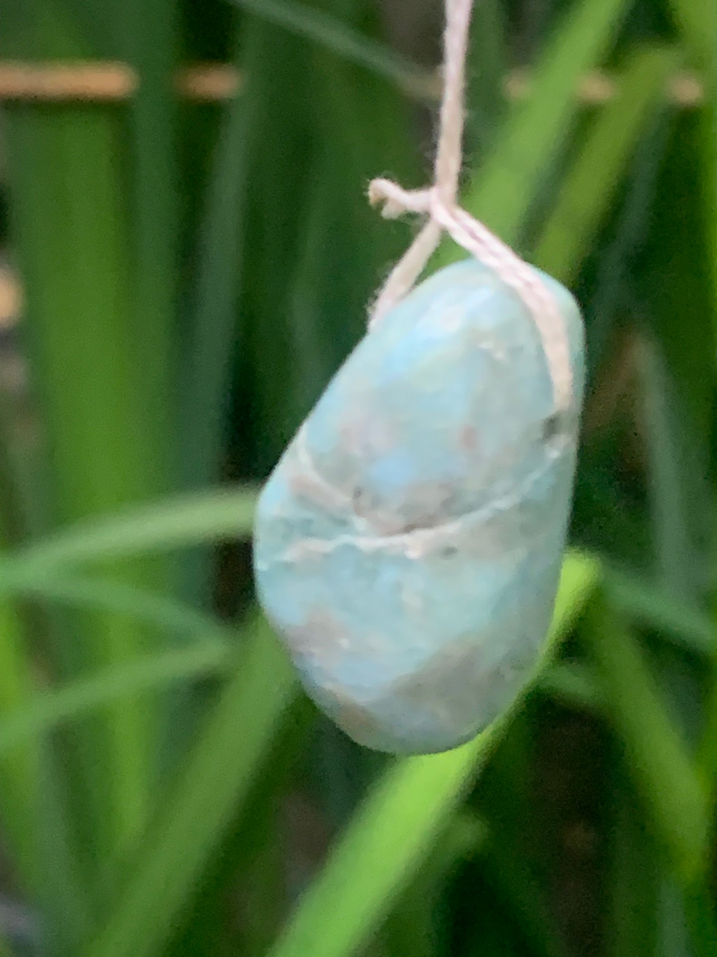 Larimar, pendentif en pierre naturelle à percement latéral. De 26 mm de hauteur x 16 de largeur x 14 d'épaisseur. Vendu avec cordon noir réglable !