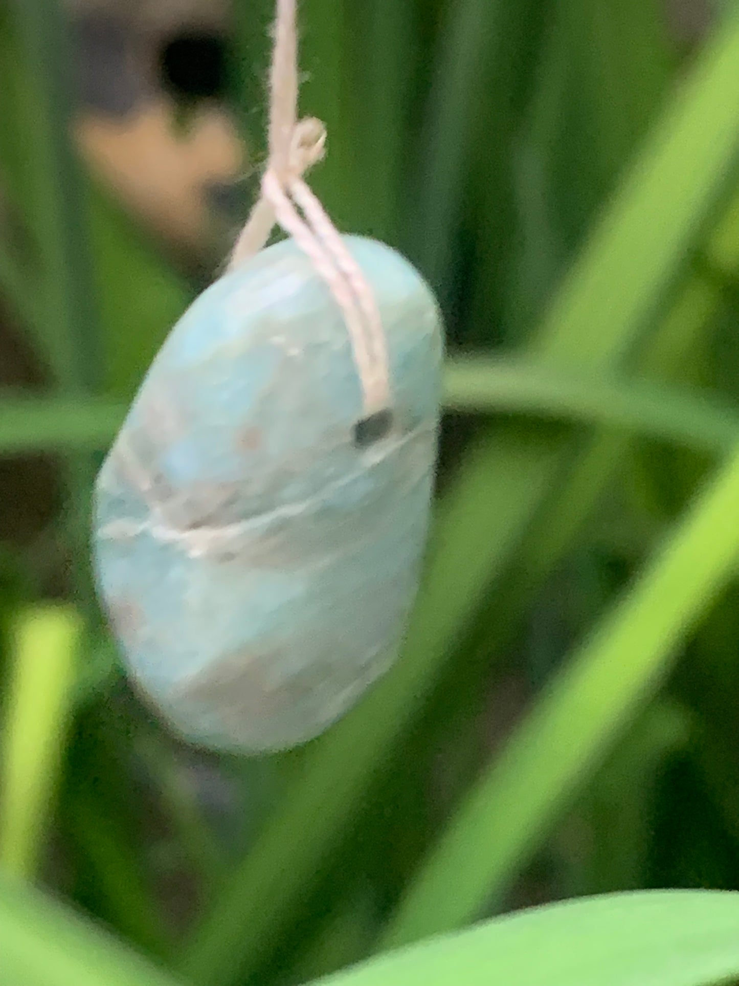 Larimar, pendentif en pierre naturelle à percement latéral. De 26 mm de hauteur x 16 de largeur x 14 d'épaisseur. Vendu avec cordon noir réglable !