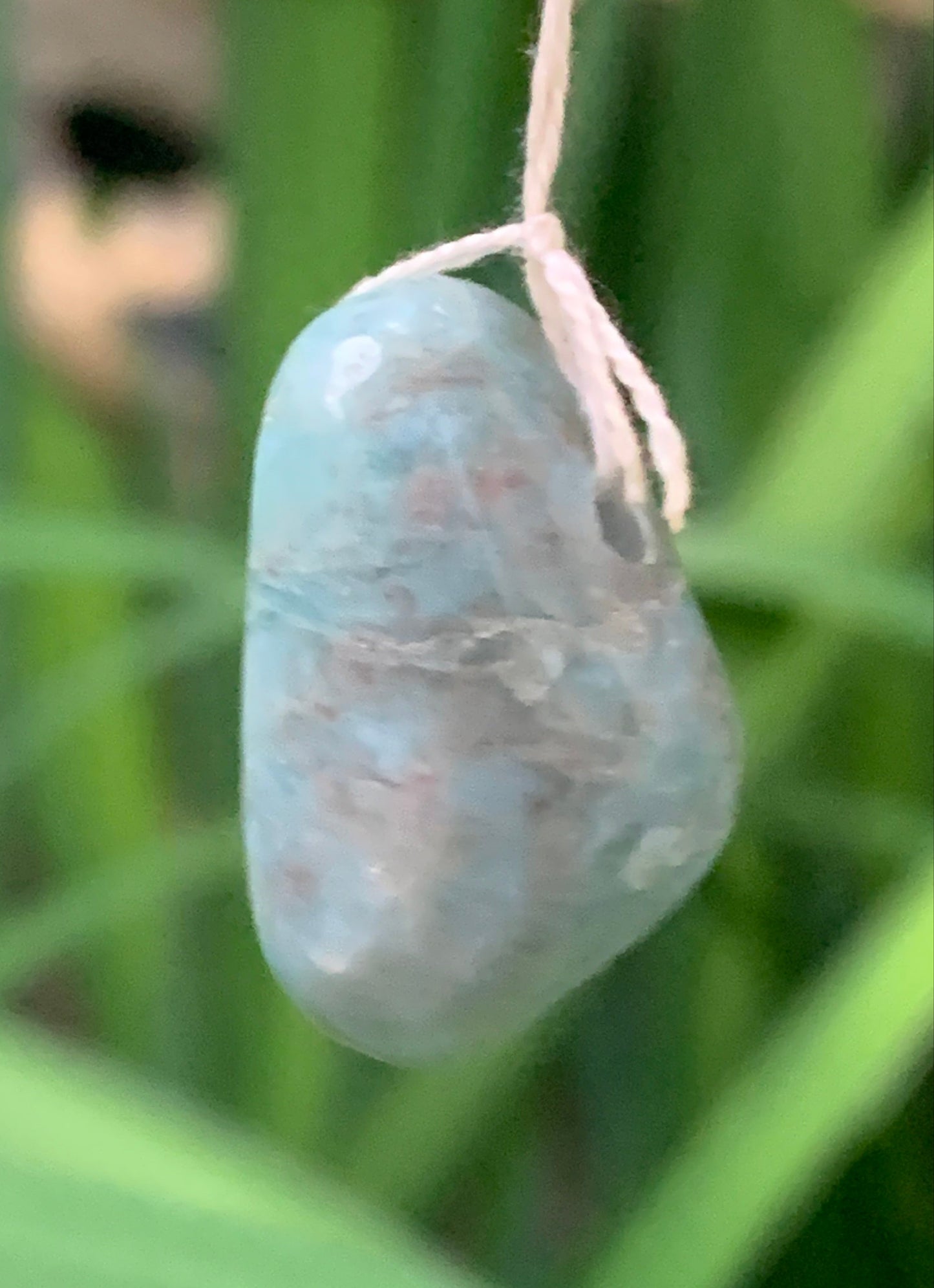 Larimar, pendentif en pierre naturelle à percement latéral. De 26 mm de hauteur x 16 de largeur x 14 d'épaisseur. Vendu avec cordon noir réglable !