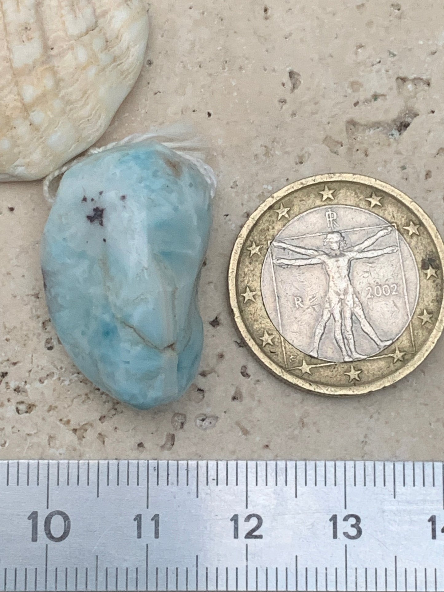 Larimar, pendentif en pierre naturelle à percement latéral. De 27 mm de hauteur x 16 de largeur x 14 d'épaisseur. Vendu avec cordon noir réglable !