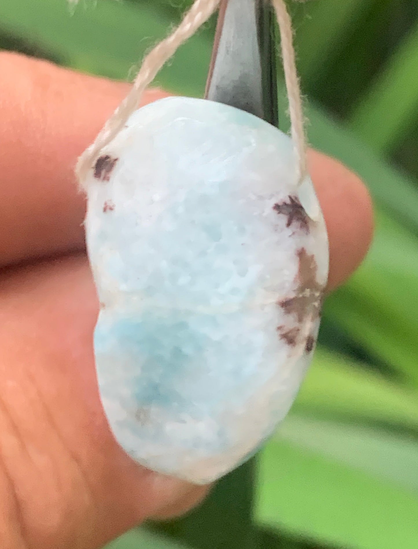 Larimar, pendentif en pierre naturelle à percement latéral. De 27 mm de hauteur x 16 de largeur x 14 d'épaisseur. Vendu avec cordon noir réglable !