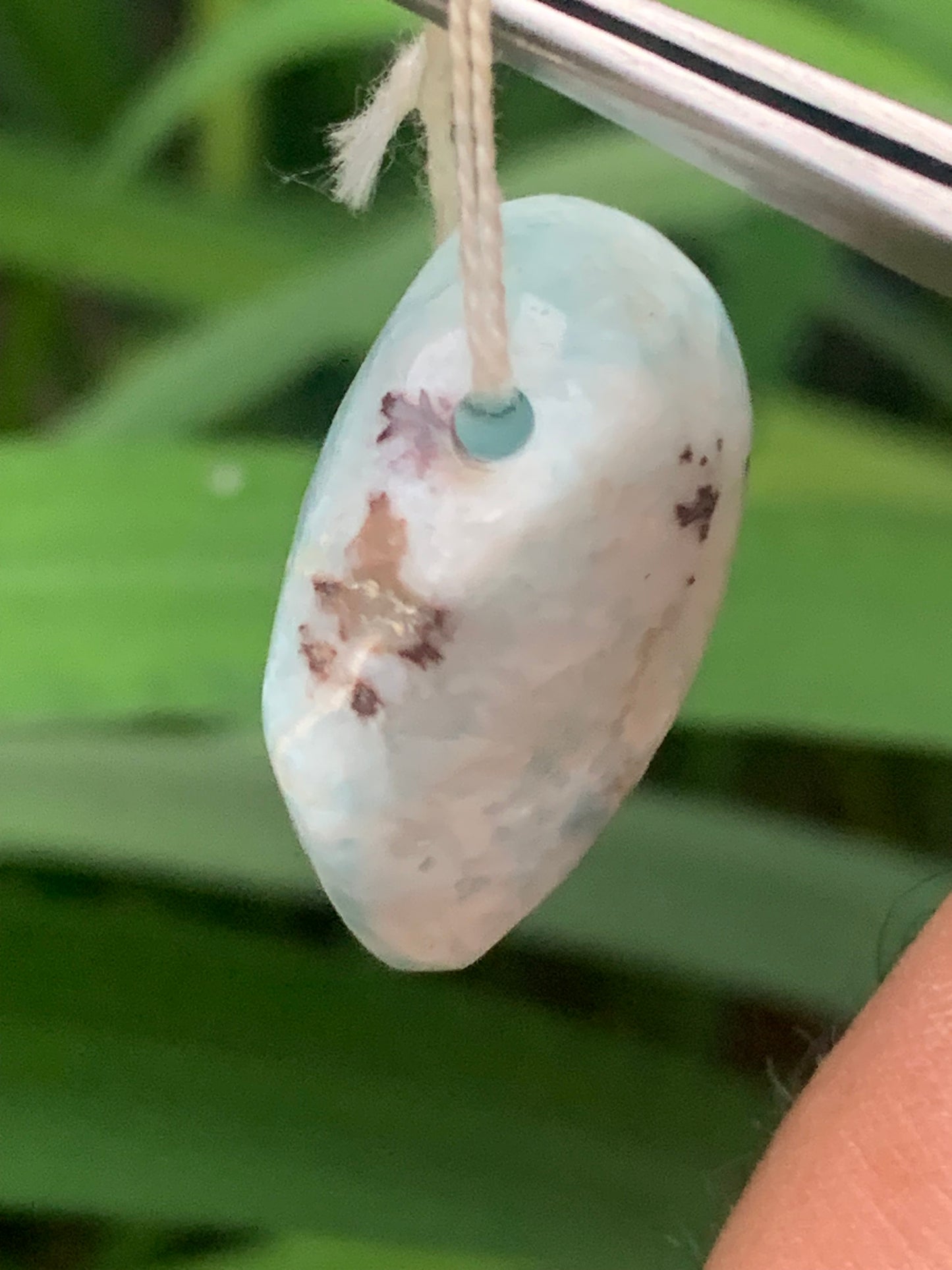 Larimar, pendentif en pierre naturelle à percement latéral. De 27 mm de hauteur x 16 de largeur x 14 d'épaisseur. Vendu avec cordon noir réglable !