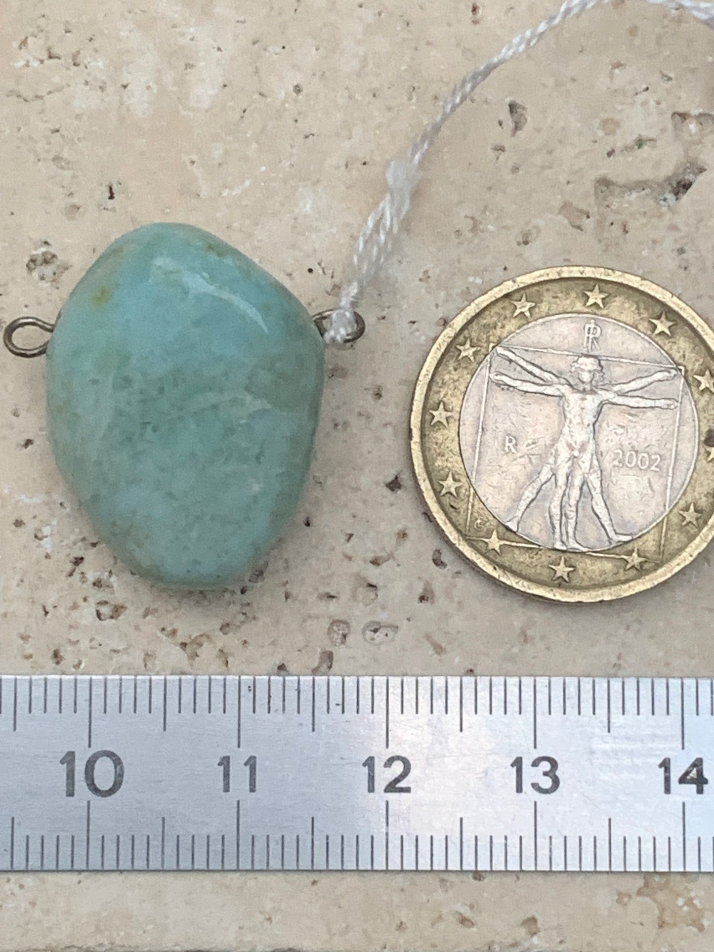 Larimar, pendentif en pierre naturelle à percement latéral. De 24 mm de hauteur x 18 de largeur x 13 d'épaisseur. Option chainette !