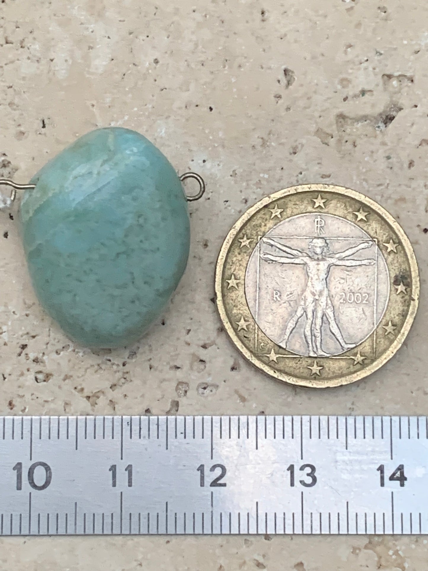 Larimar, pendentif en pierre naturelle à percement latéral. De 24 mm de hauteur x 18 de largeur x 13 d'épaisseur. Option chainette !