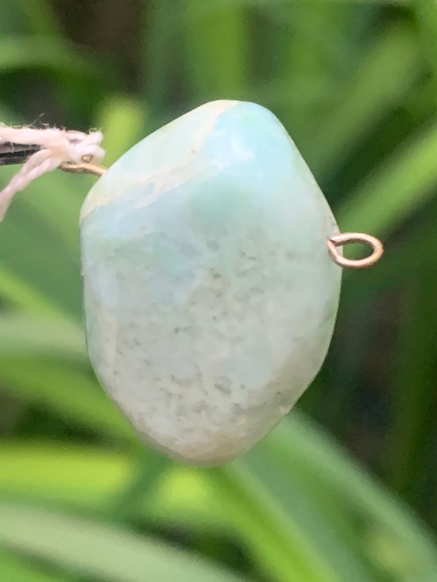 Larimar, pendentif en pierre naturelle à percement latéral. De 24 mm de hauteur x 18 de largeur x 13 d'épaisseur. Option chainette !