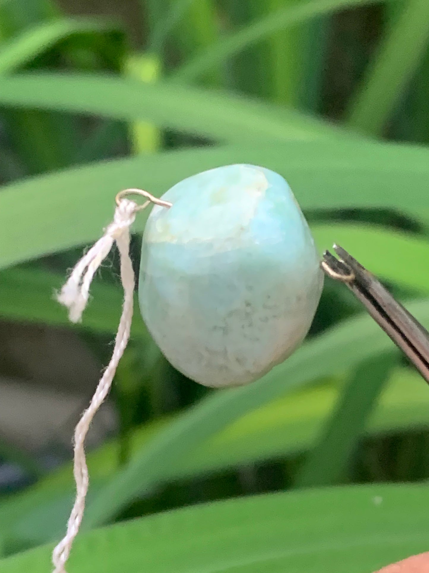 Larimar, pendentif en pierre naturelle à percement latéral. De 24 mm de hauteur x 18 de largeur x 13 d'épaisseur. Option chainette !