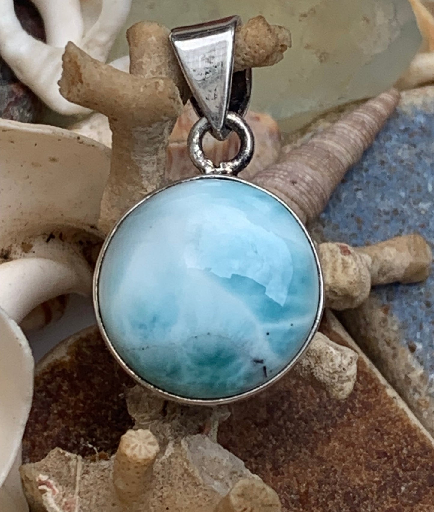Larimar, pendentif en Argent de 31mm de hauteur x 17 de largeur x 6 d'épaisseur. Vendu avec cordon réglable de couleur noire offert !