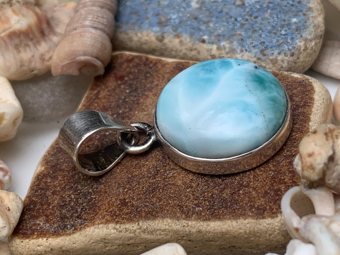 Larimar, pendentif en Argent de 31mm de hauteur x 17 de largeur x 6 d'épaisseur. Vendu avec cordon réglable de couleur noire offert !