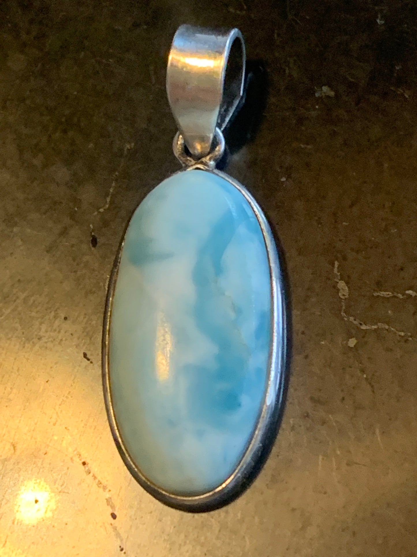 Larimar, pendentif en Argent de 35 mm de hauteur x 14 de largeur x 6 d'épaisseur. Vendu avec cordon réglable de couleur noire offert !