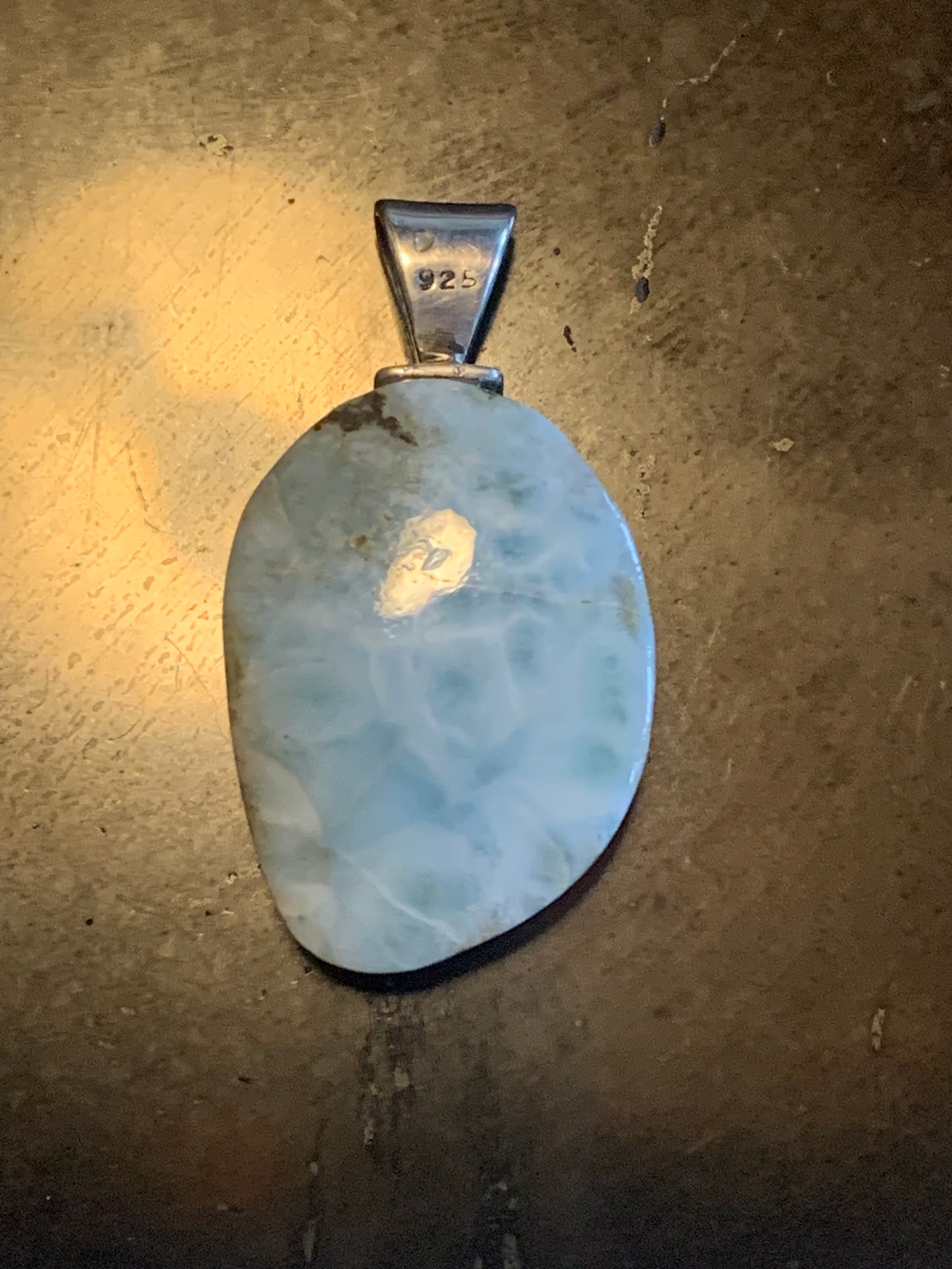 Larimar, pendentif en Argent de 30 mm de hauteur x 16 de largeur x 7 d'épaisseur. Vendu avec cordon réglable de couleur noire offert !