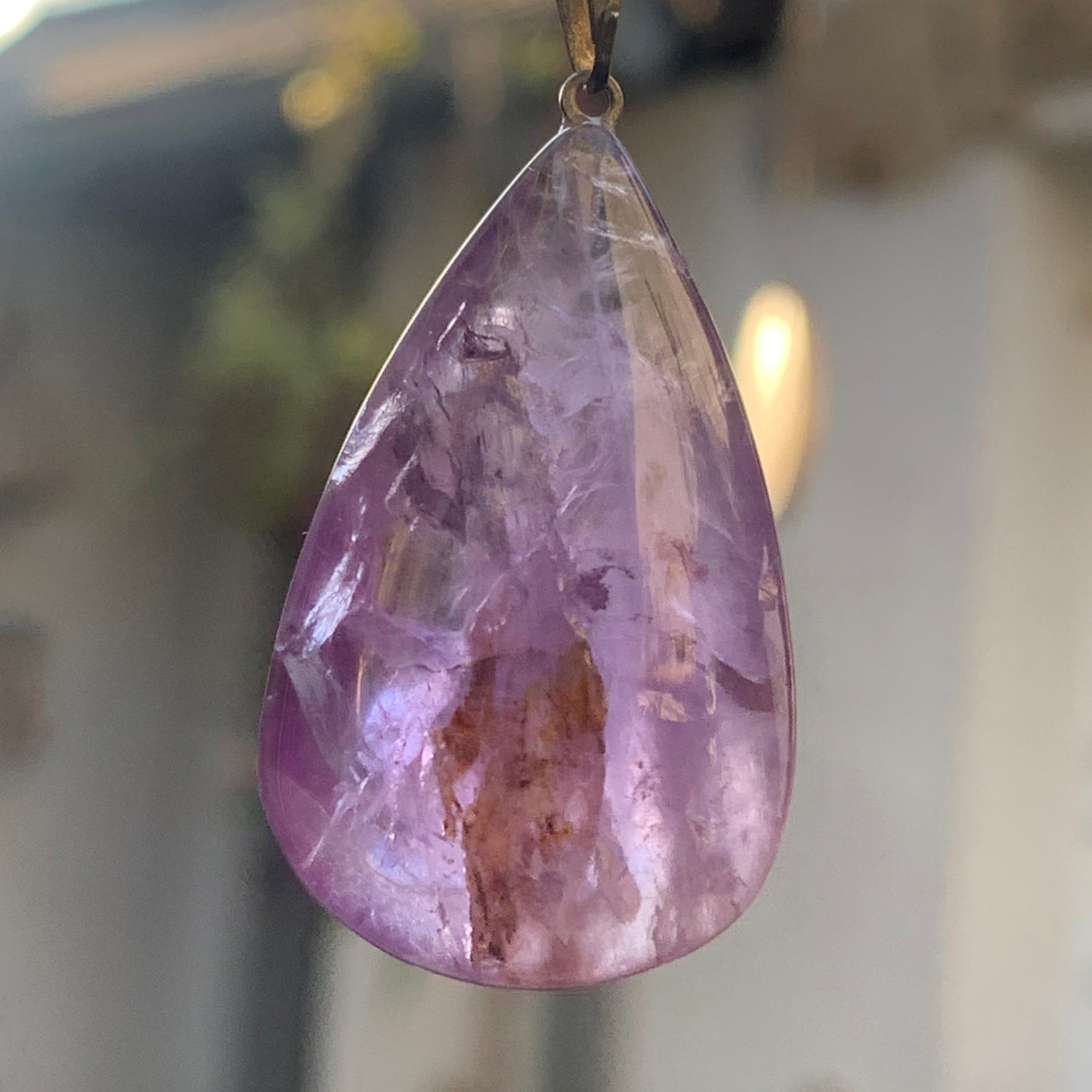Améthyste, pendentif 'goutte' de 42mm de hauteur x 20 de largeur x 11 d'épaisseur. Vendu avec cordon réglable de couleur noire offert !