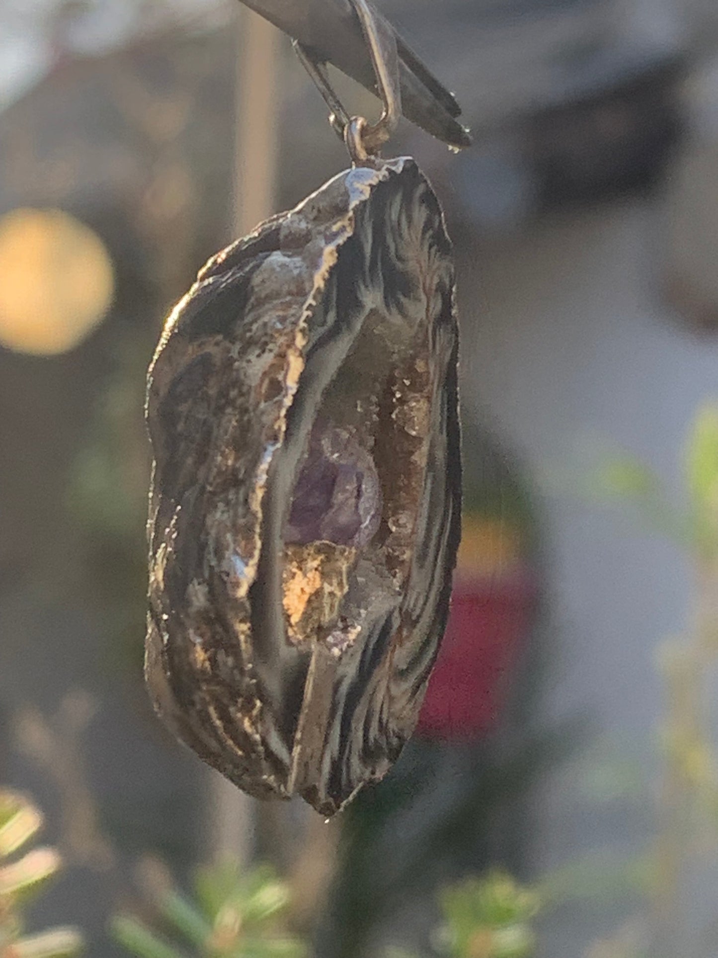 Améthyste et Agate, pendentif 'mini-géode' dit 'géodinhos', de 42mm de hauteur x 24 de largeur x 12 d'épaisseur. Vendu avec cordon noir réglable !