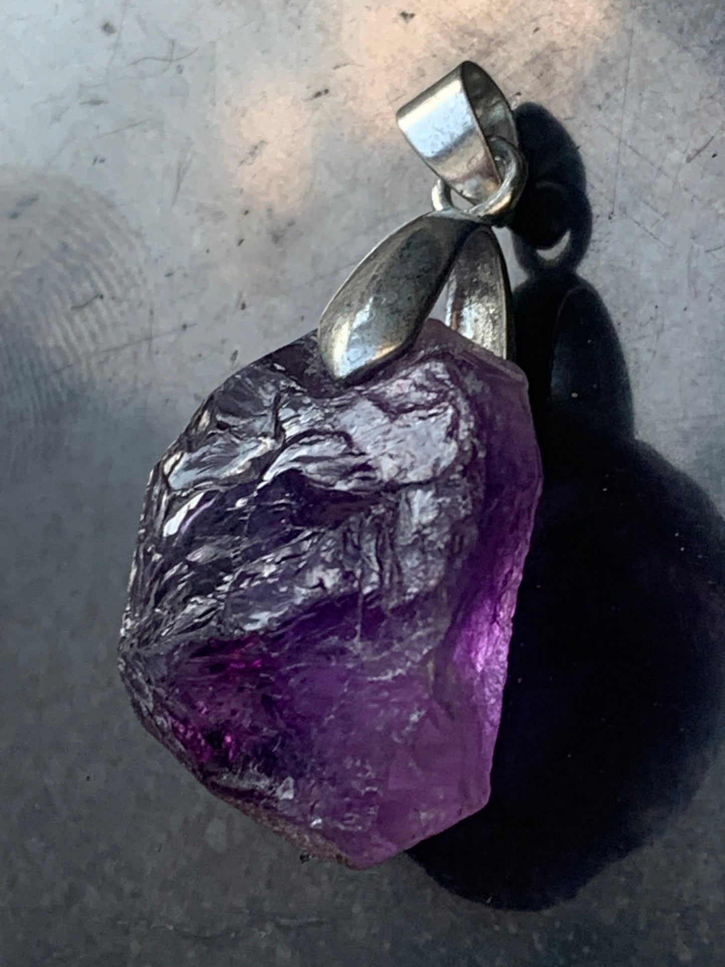 Améthyste, pendentif 'cristal', de 40mm de hauteur x 20 de largeur x 12 d'épaisseur. Vendu avec cordon réglable de couleur noire offert !