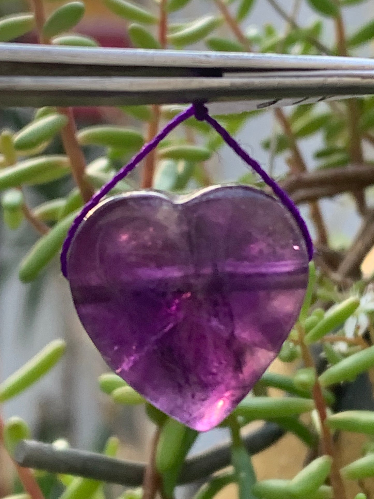 Améthyste, pendentif (percement latéral), de 21mm de hauteur x 21 de largeur x 8 d'épaisseur. Vendu avec cordon réglable de couleur noire offert !