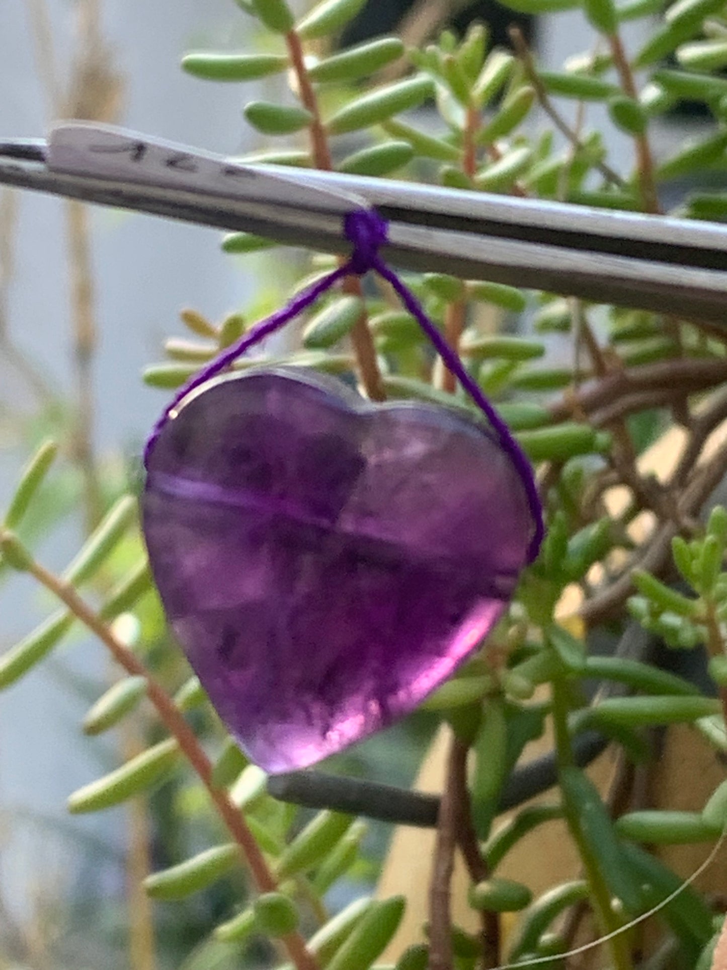 Améthyste, pendentif (percement latéral), de 21mm de hauteur x 21 de largeur x 8 d'épaisseur. Vendu avec cordon réglable de couleur noire offert !