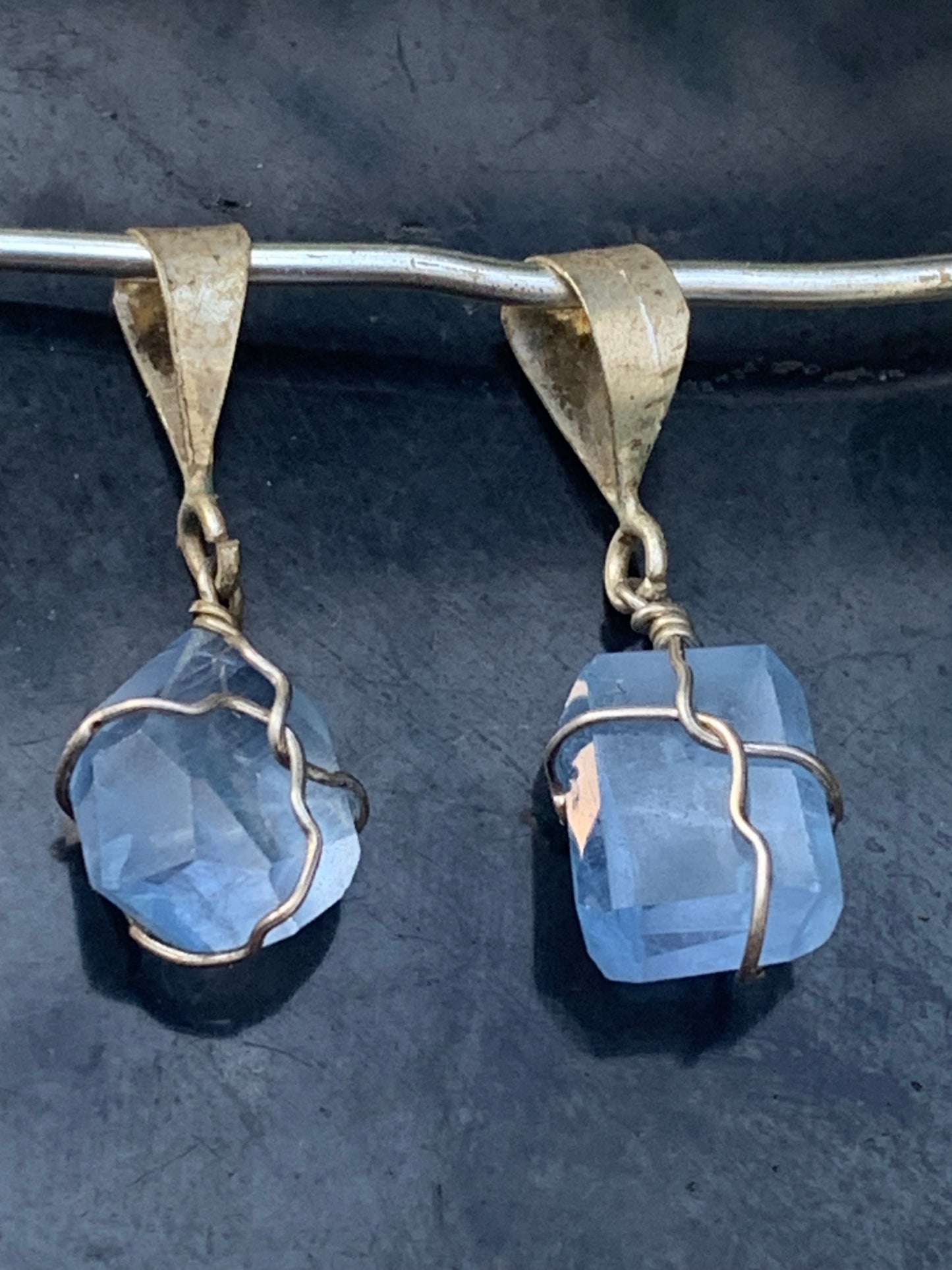 Topaze bleue, 2 pendentifs au choix en Argent, de 26mm de hauteur x 9 de largeur x 9 d'épaisseur. Vendu avec cordon réglable de couleur noire offert !