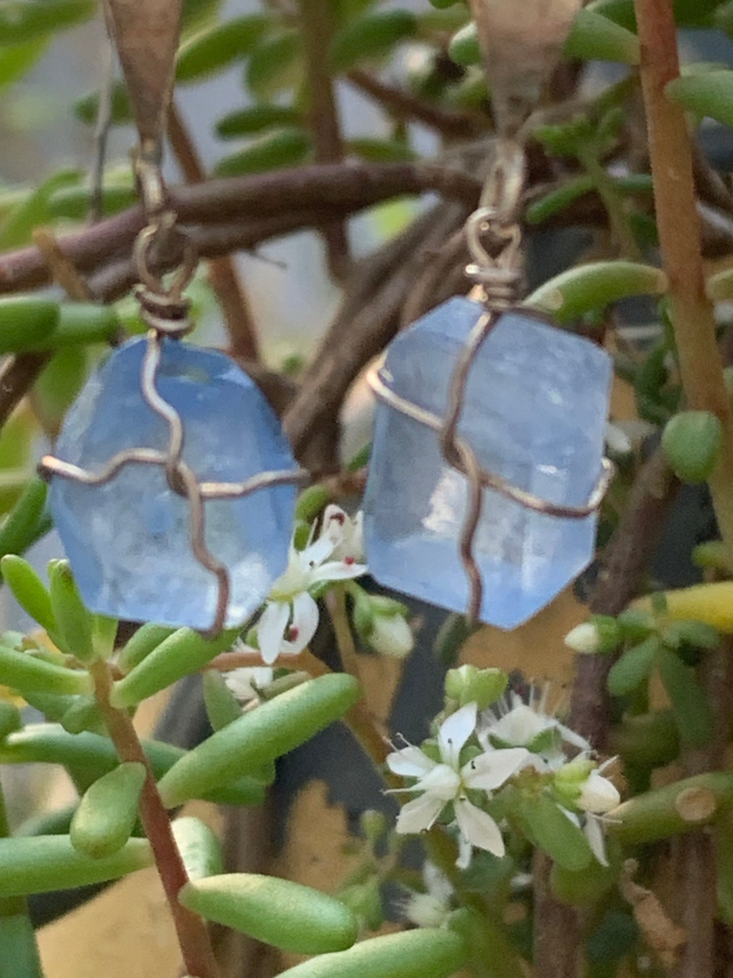 Topaze bleue, 2 pendentifs au choix en Argent, de 26mm de hauteur x 9 de largeur x 9 d'épaisseur. Vendu avec cordon réglable de couleur noire offert !