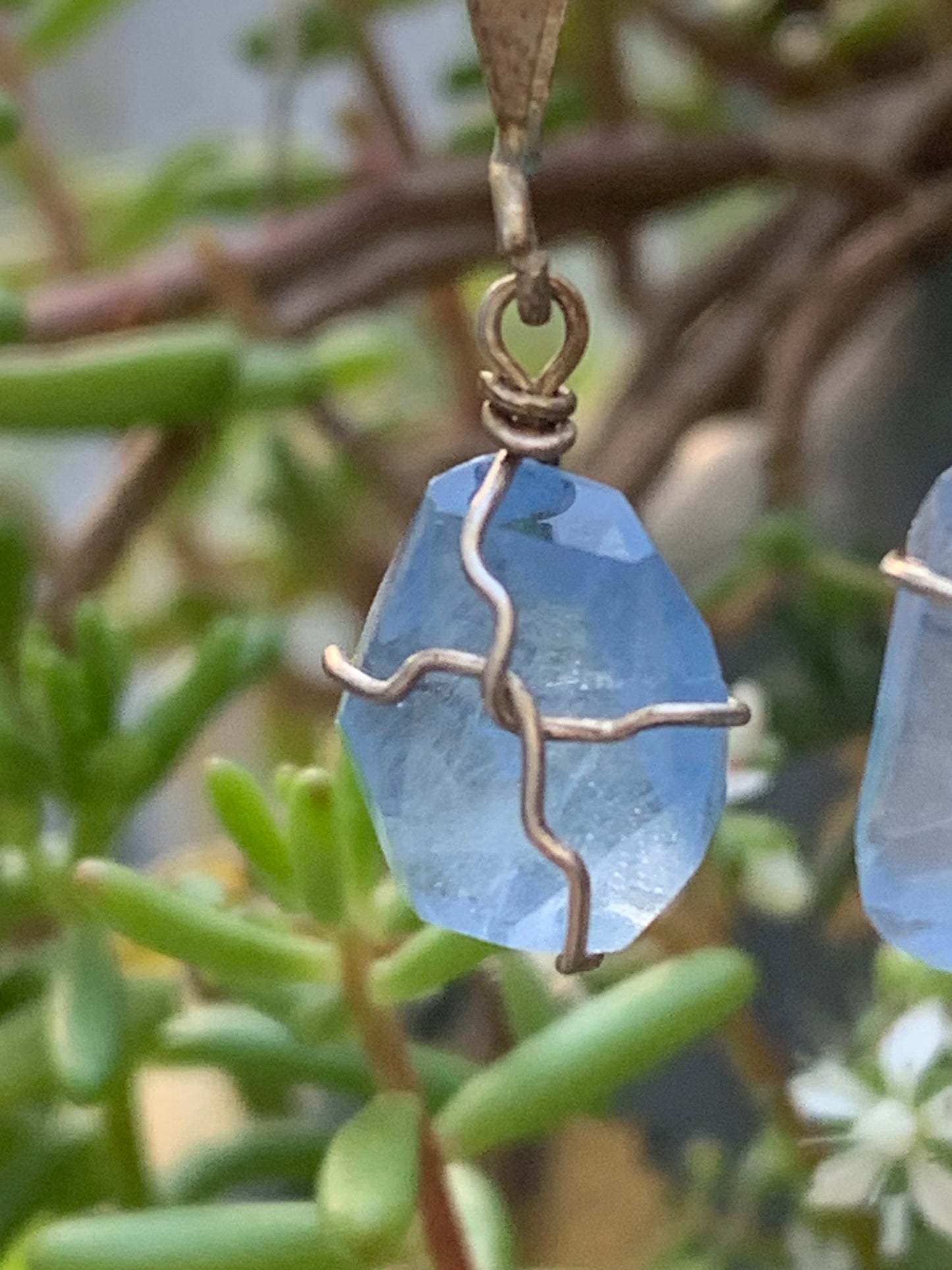 Topaze bleue, 2 pendentifs au choix en Argent, de 26mm de hauteur x 9 de largeur x 9 d'épaisseur. Vendu avec cordon réglable de couleur noire offert !