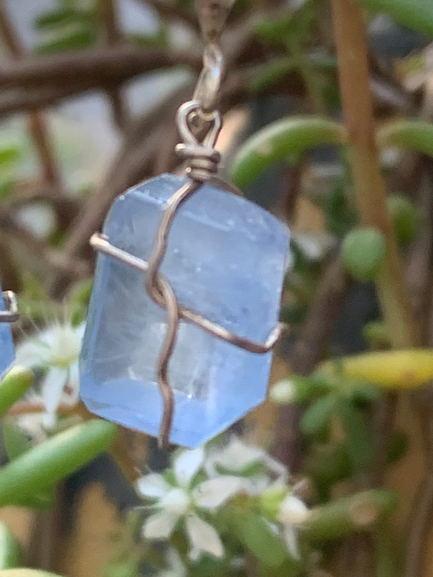 Topaze bleue, 2 pendentifs au choix en Argent, de 26mm de hauteur x 9 de largeur x 9 d'épaisseur. Vendu avec cordon réglable de couleur noire offert !