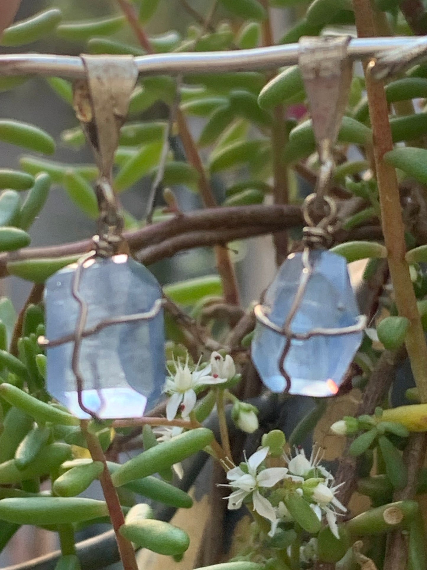 Topaze bleue, 2 pendentifs au choix en Argent, de 26mm de hauteur x 9 de largeur x 9 d'épaisseur. Vendu avec cordon réglable de couleur noire offert !