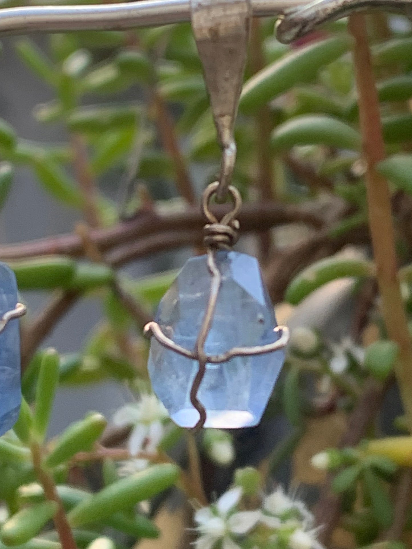 Topaze bleue, 2 pendentifs au choix en Argent, de 26mm de hauteur x 9 de largeur x 9 d'épaisseur. Vendu avec cordon réglable de couleur noire offert !