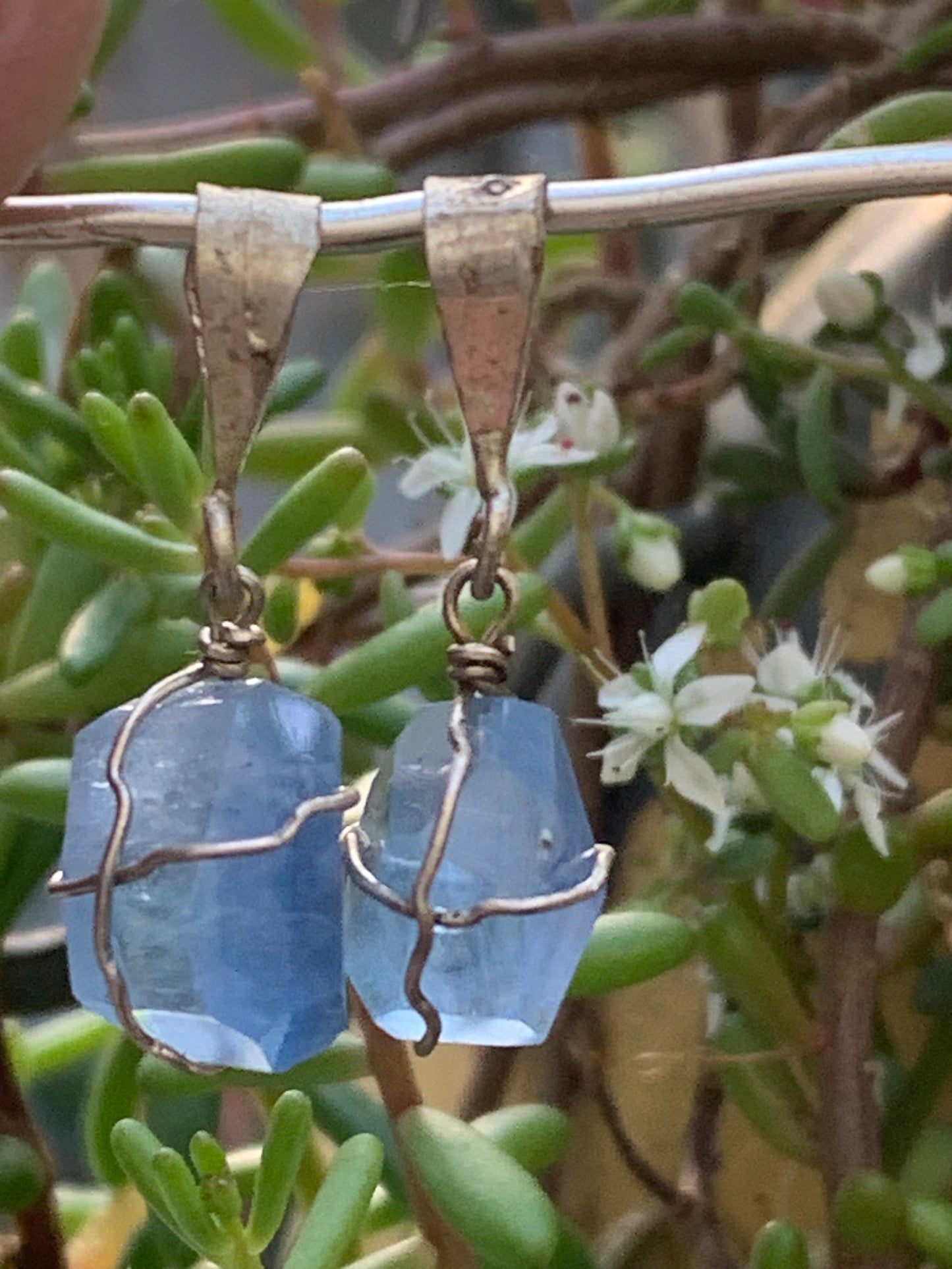 Topaze bleue, 2 pendentifs au choix en Argent, de 26mm de hauteur x 9 de largeur x 9 d'épaisseur. Vendu avec cordon réglable de couleur noire offert !