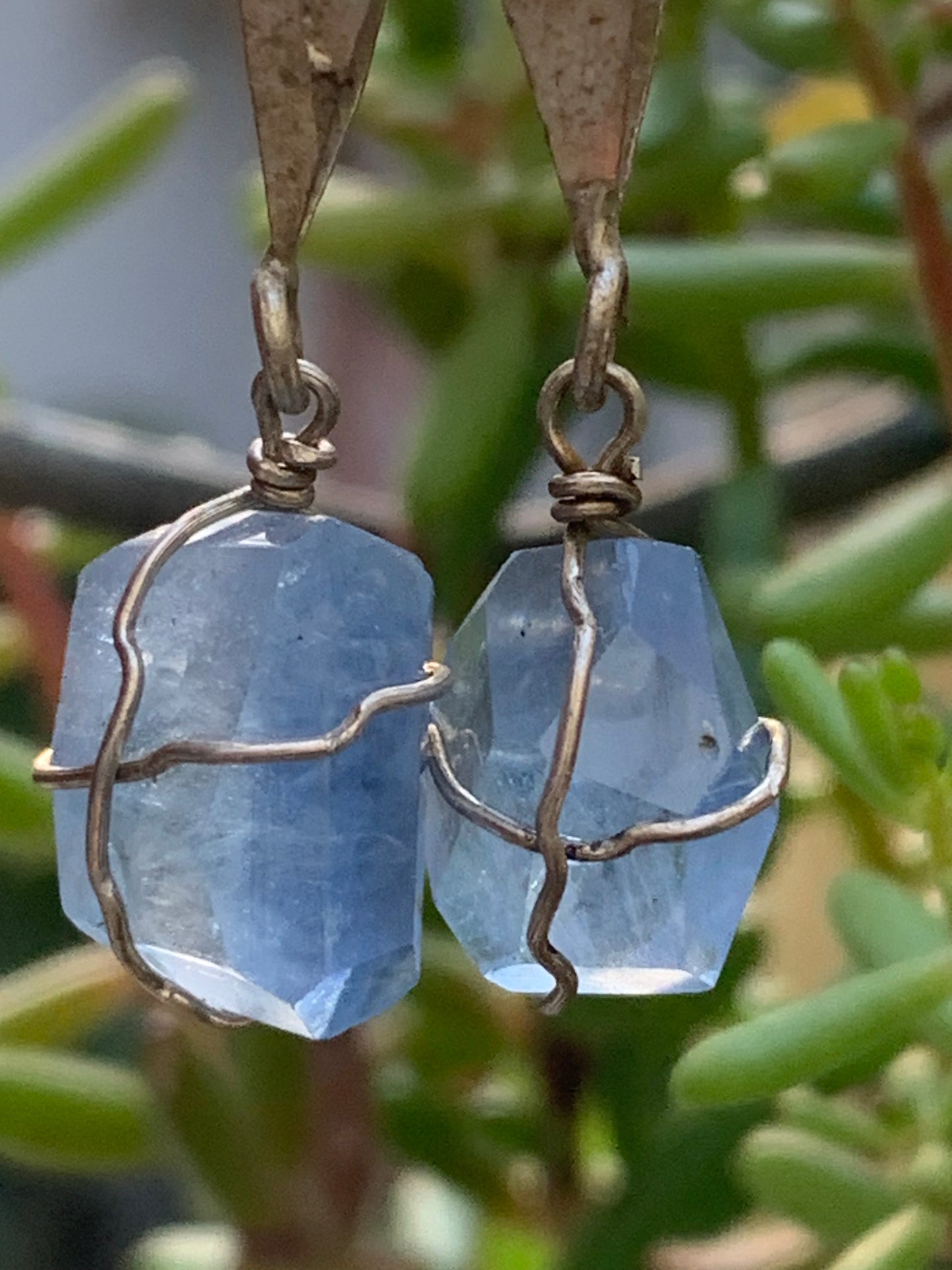 Topaze bleue, 2 pendentifs au choix en Argent, de 26mm de hauteur x 9 de largeur x 9 d'épaisseur. Vendu avec cordon réglable de couleur noire offert !