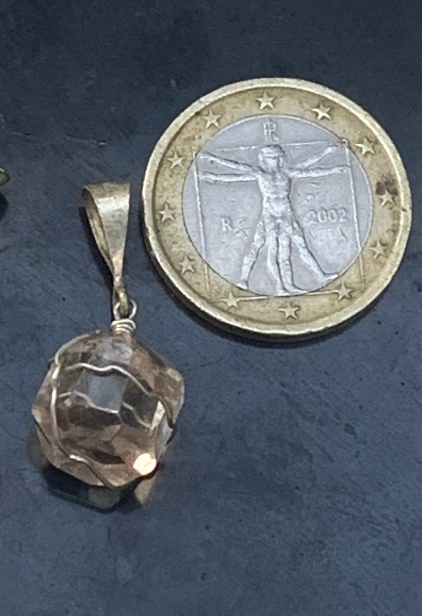 Topaze ambrée, pendentif en Argent, de 30mm de hauteur x 12 de largeur x 10 d'épaisseur. Vendu avec cordon réglable de couleur noire offert !