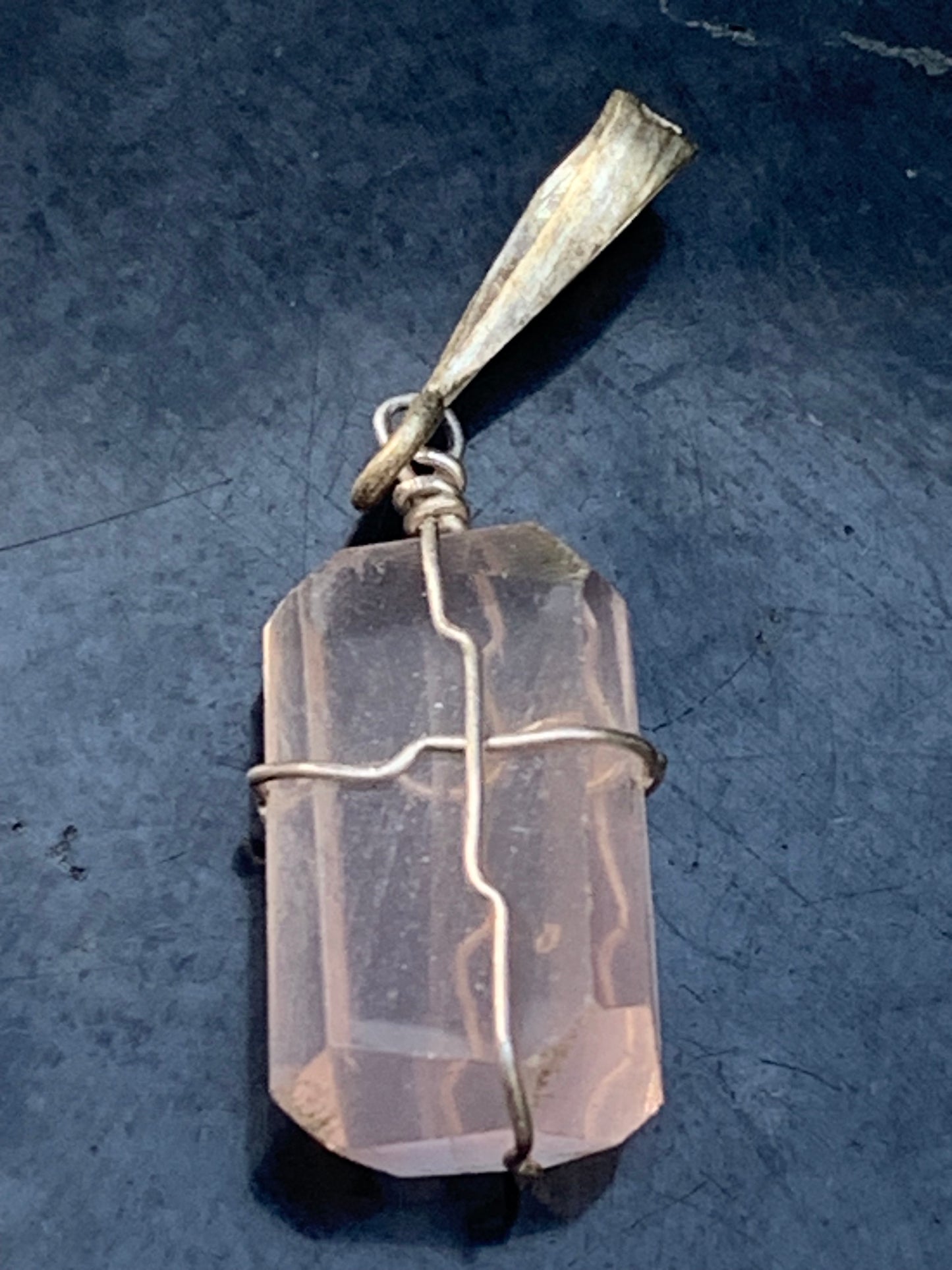 Topaze ambrée, pendentif en Argent, de 37mm de hauteur x 11 de largeur x 11 d'épaisseur. Vendu avec cordon réglable de couleur noire offert !