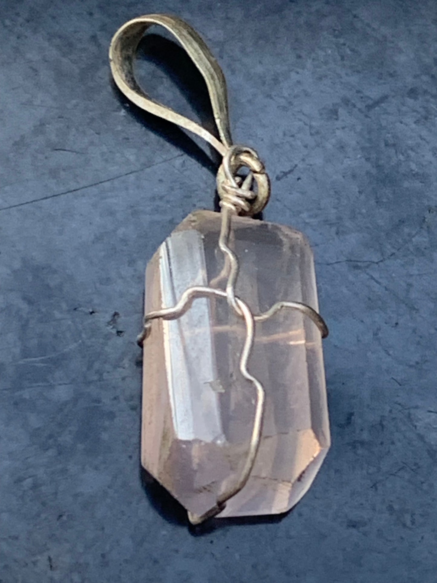 Topaze ambrée, pendentif en Argent, de 37mm de hauteur x 11 de largeur x 11 d'épaisseur. Vendu avec cordon réglable de couleur noire offert !