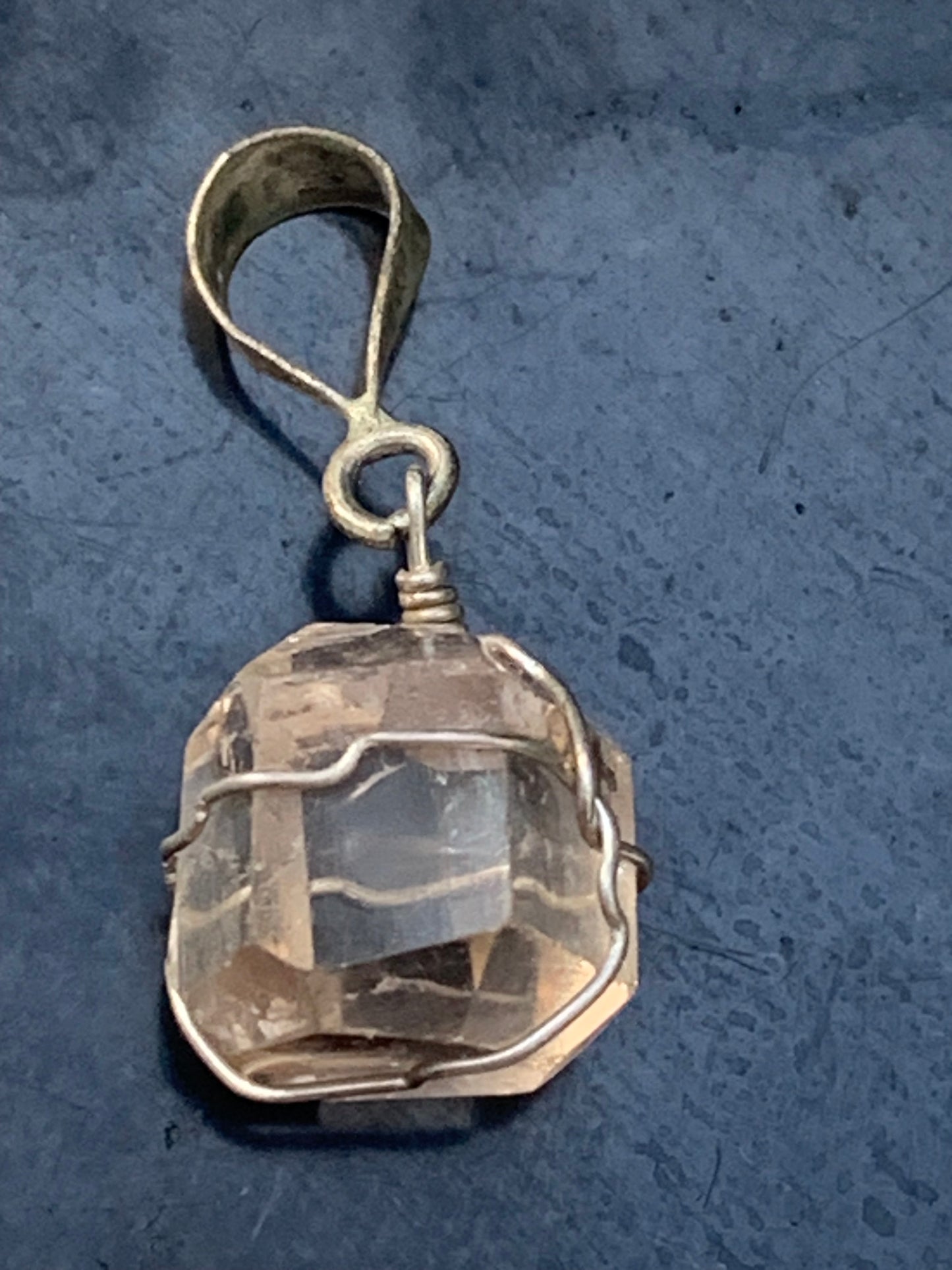 Topaze ambrée, pendentif en Argent, de 30mm de hauteur x 12 de largeur x 10 d'épaisseur. Vendu avec cordon réglable de couleur noire offert !
