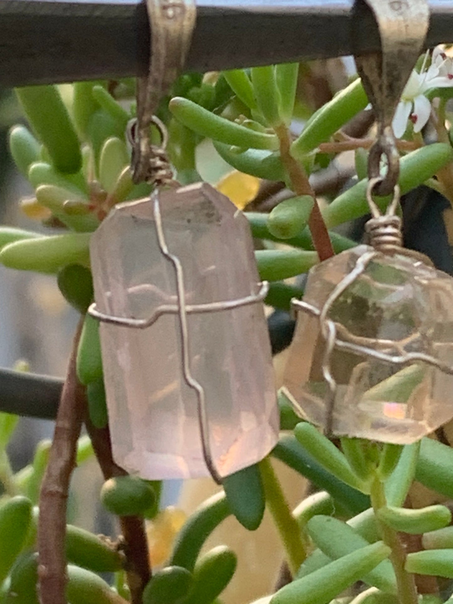 Topaze ambrée, pendentif en Argent, de 37mm de hauteur x 11 de largeur x 11 d'épaisseur. Vendu avec cordon réglable de couleur noire offert !