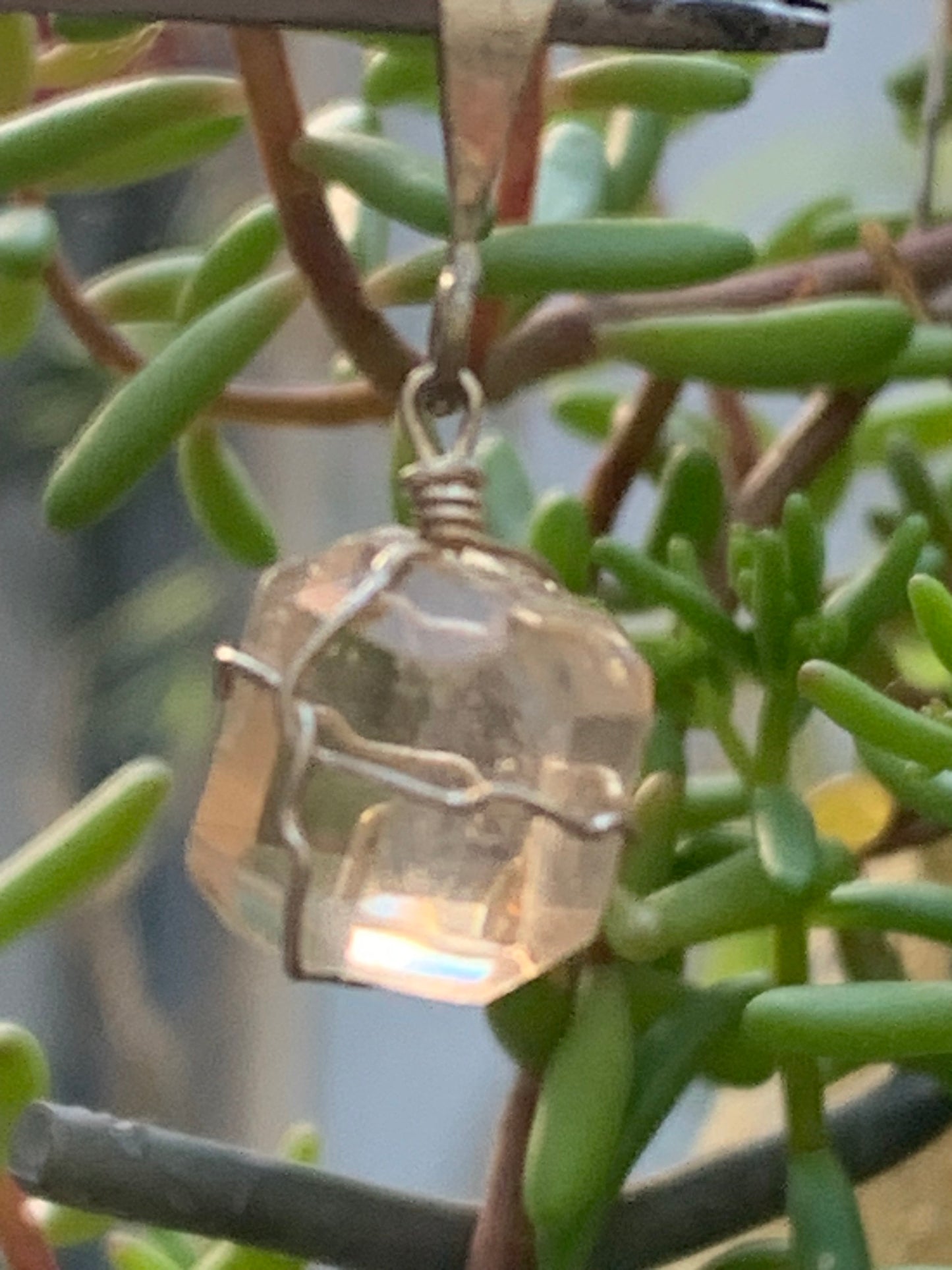 Topaze ambrée, pendentif en Argent, de 30mm de hauteur x 12 de largeur x 10 d'épaisseur. Vendu avec cordon réglable de couleur noire offert !