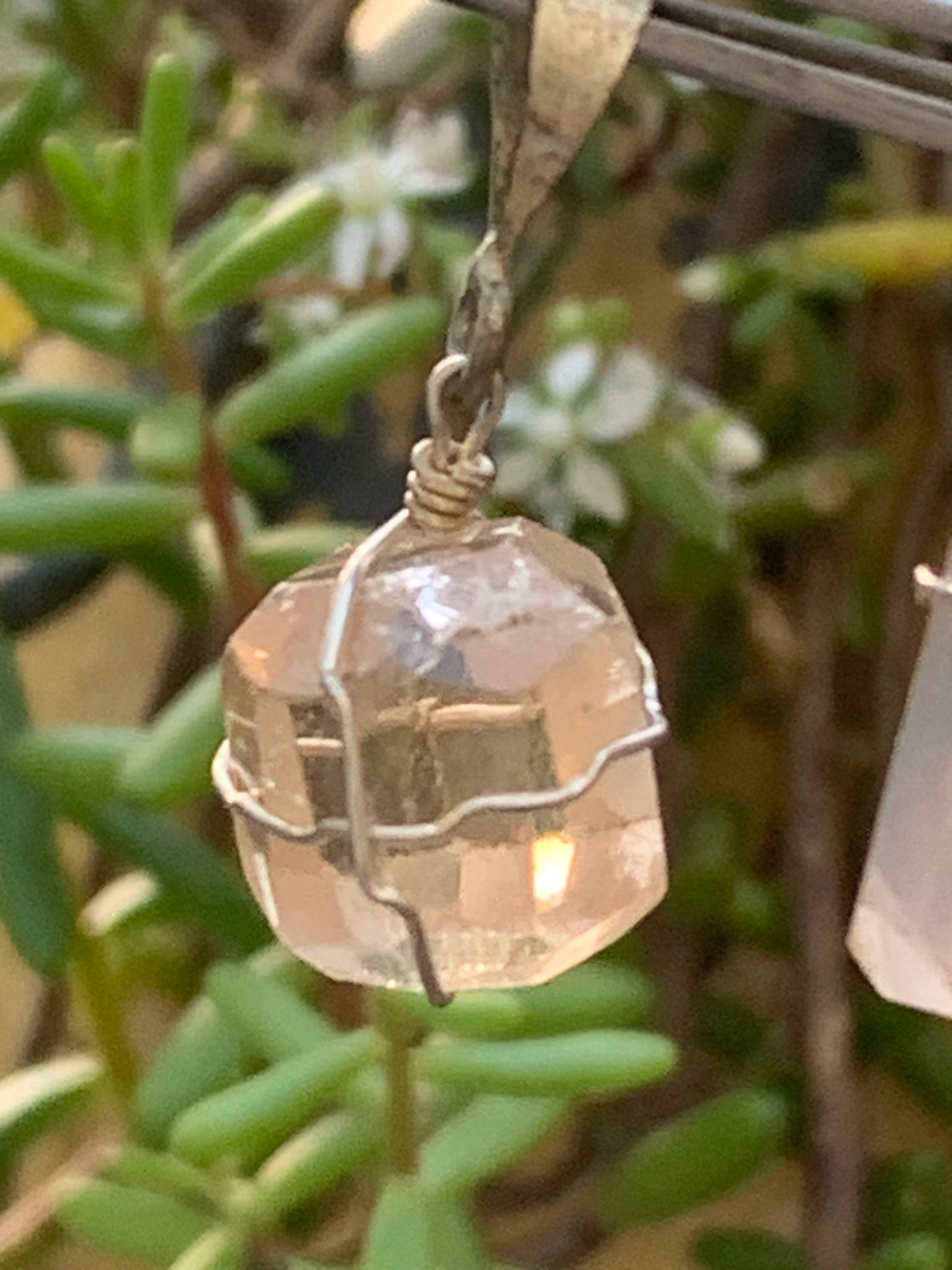 Topaze ambrée, pendentif en Argent, de 30mm de hauteur x 12 de largeur x 10 d'épaisseur. Vendu avec cordon réglable de couleur noire offert !