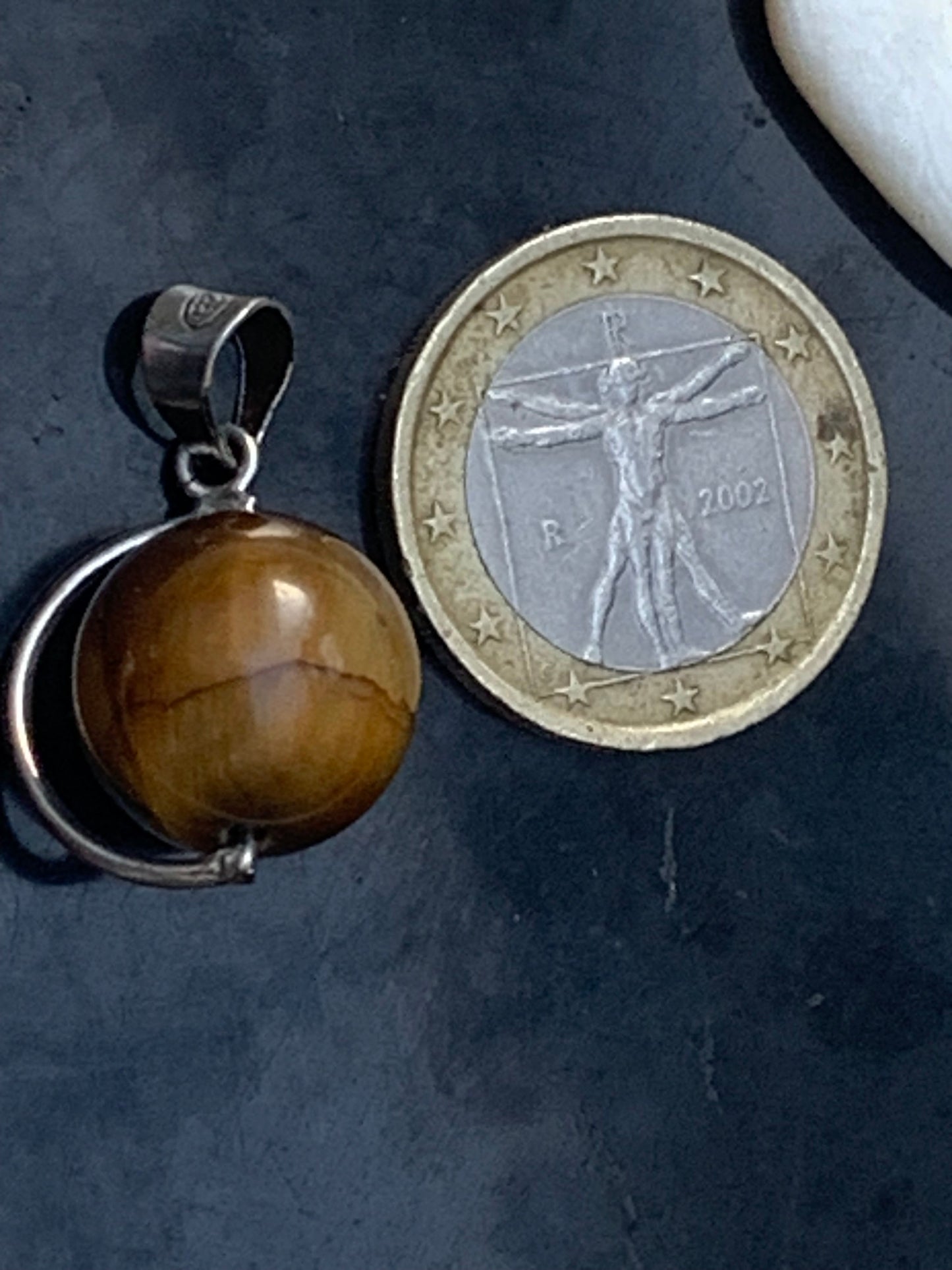 Oeil de tigre, pendentif 'Globe' en Argent, de 28mm de hauteur x 17 de largeur x 14 d'épaisseur. Vendu avec cordon réglable de couleur noire offert !