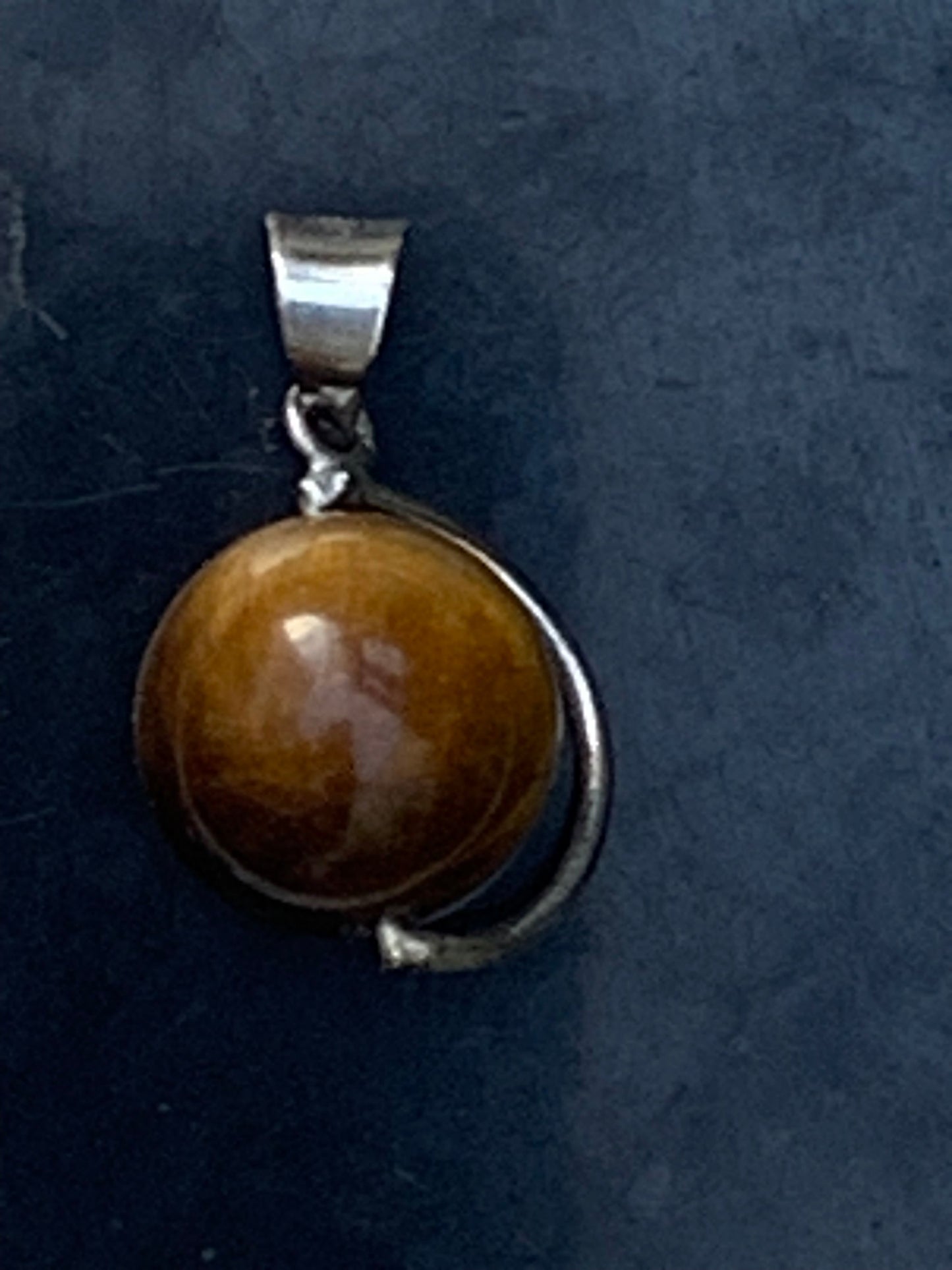 Oeil de tigre, pendentif 'Globe' en Argent, de 28mm de hauteur x 17 de largeur x 14 d'épaisseur. Vendu avec cordon réglable de couleur noire offert !