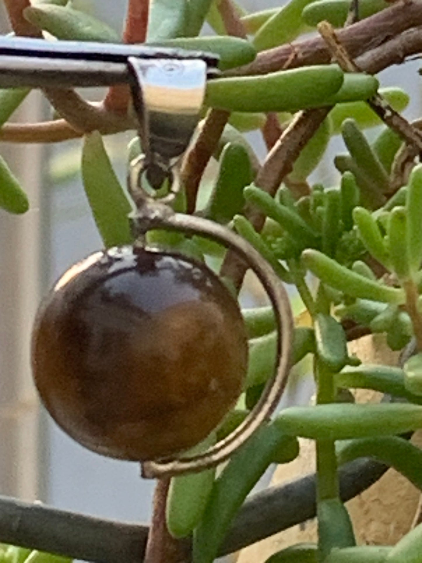 Oeil de tigre, pendentif 'Globe' en Argent, de 28mm de hauteur x 17 de largeur x 14 d'épaisseur. Vendu avec cordon réglable de couleur noire offert !