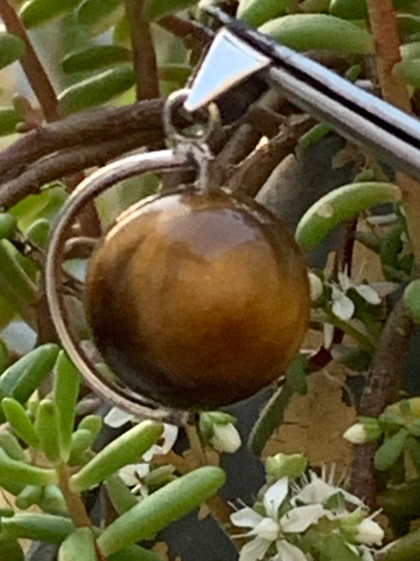 Oeil de tigre, pendentif 'Globe' en Argent, de 28mm de hauteur x 17 de largeur x 14 d'épaisseur. Vendu avec cordon réglable de couleur noire offert !